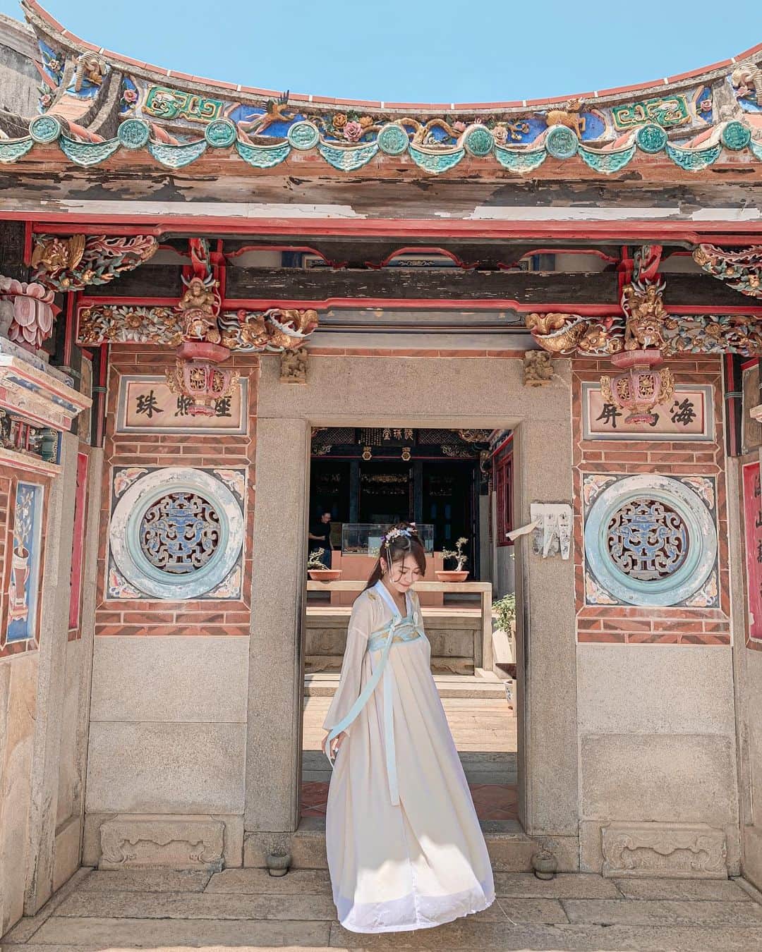 郭圈圈さんのインスタグラム写真 - (郭圈圈Instagram)「#金門 #山后民俗文化村  今天角色是晏妹妹～跟雪姐姐到村里溜搭溜搭～太陽好大啊🌞🔥快把我們給熱壞了～幸好還有小扇子呢～ Hahaha穿 #漢服 的我們可愛嗎♥️ - ⋯⋯最後一張😂😂😂 . . . . .  #金門#kinmentravel #kinmen#kinmenfood #kinmenlife #金門旅遊#金門景點 #金門縣#圈圈去金門 #山后#山后民俗文化村」9月15日 21時11分 - helloiamlea