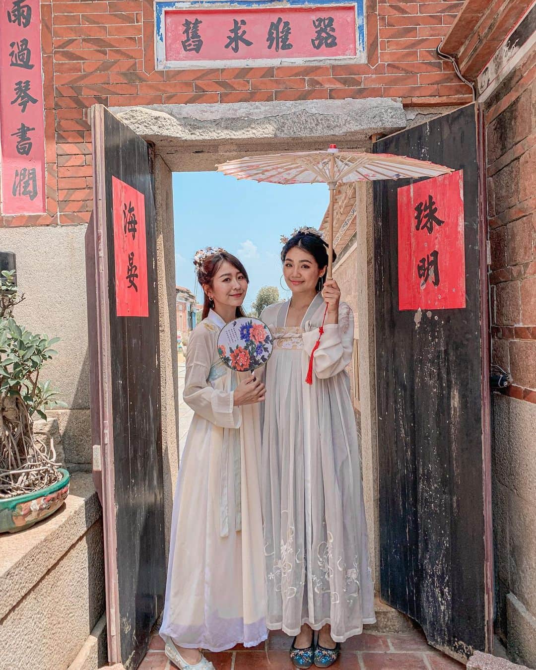 郭圈圈さんのインスタグラム写真 - (郭圈圈Instagram)「#金門 #山后民俗文化村  今天角色是晏妹妹～跟雪姐姐到村里溜搭溜搭～太陽好大啊🌞🔥快把我們給熱壞了～幸好還有小扇子呢～ Hahaha穿 #漢服 的我們可愛嗎♥️ - ⋯⋯最後一張😂😂😂 . . . . .  #金門#kinmentravel #kinmen#kinmenfood #kinmenlife #金門旅遊#金門景點 #金門縣#圈圈去金門 #山后#山后民俗文化村」9月15日 21時11分 - helloiamlea