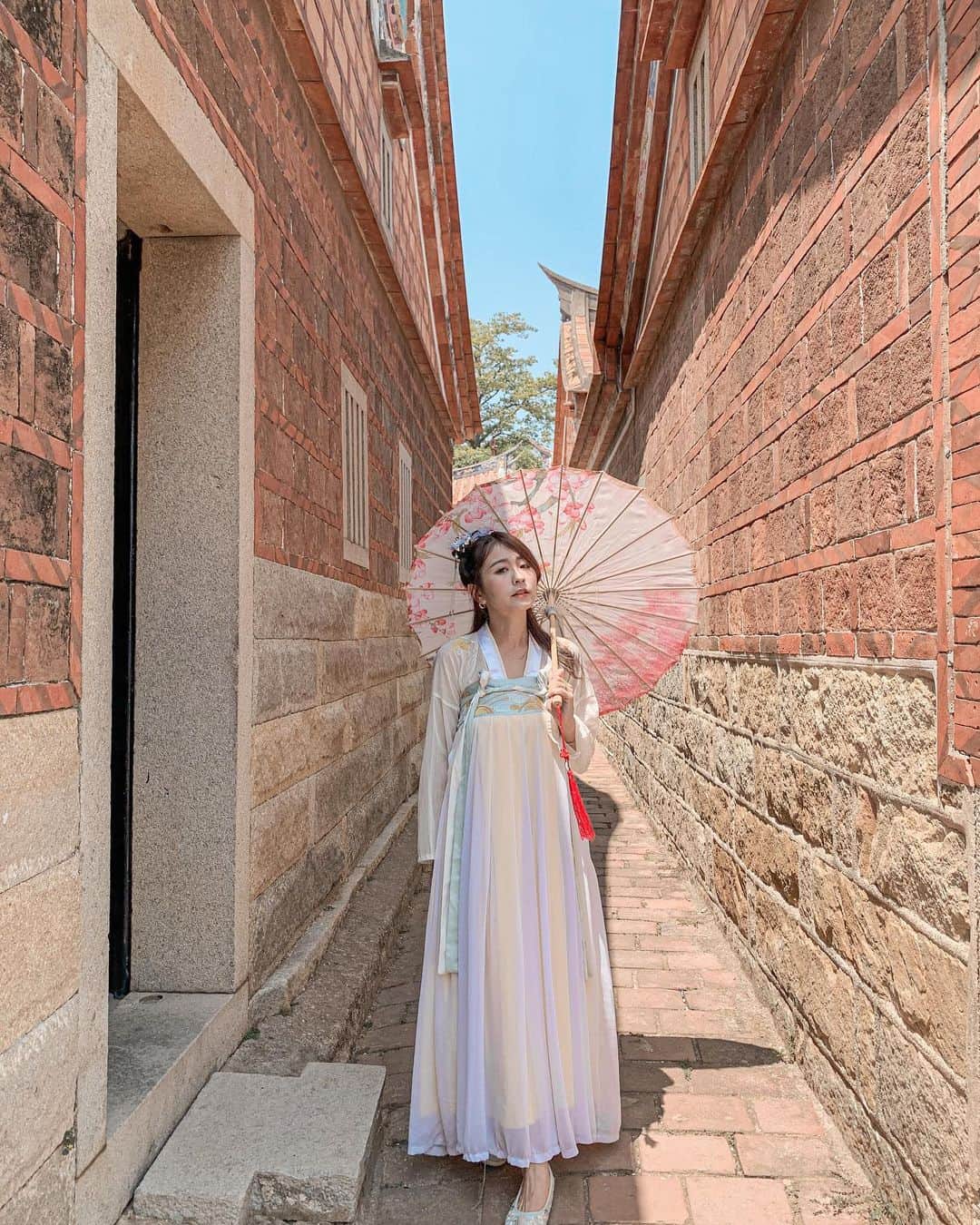 郭圈圈さんのインスタグラム写真 - (郭圈圈Instagram)「#金門 #山后民俗文化村  今天角色是晏妹妹～跟雪姐姐到村里溜搭溜搭～太陽好大啊🌞🔥快把我們給熱壞了～幸好還有小扇子呢～ Hahaha穿 #漢服 的我們可愛嗎♥️ - ⋯⋯最後一張😂😂😂 . . . . .  #金門#kinmentravel #kinmen#kinmenfood #kinmenlife #金門旅遊#金門景點 #金門縣#圈圈去金門 #山后#山后民俗文化村」9月15日 21時11分 - helloiamlea