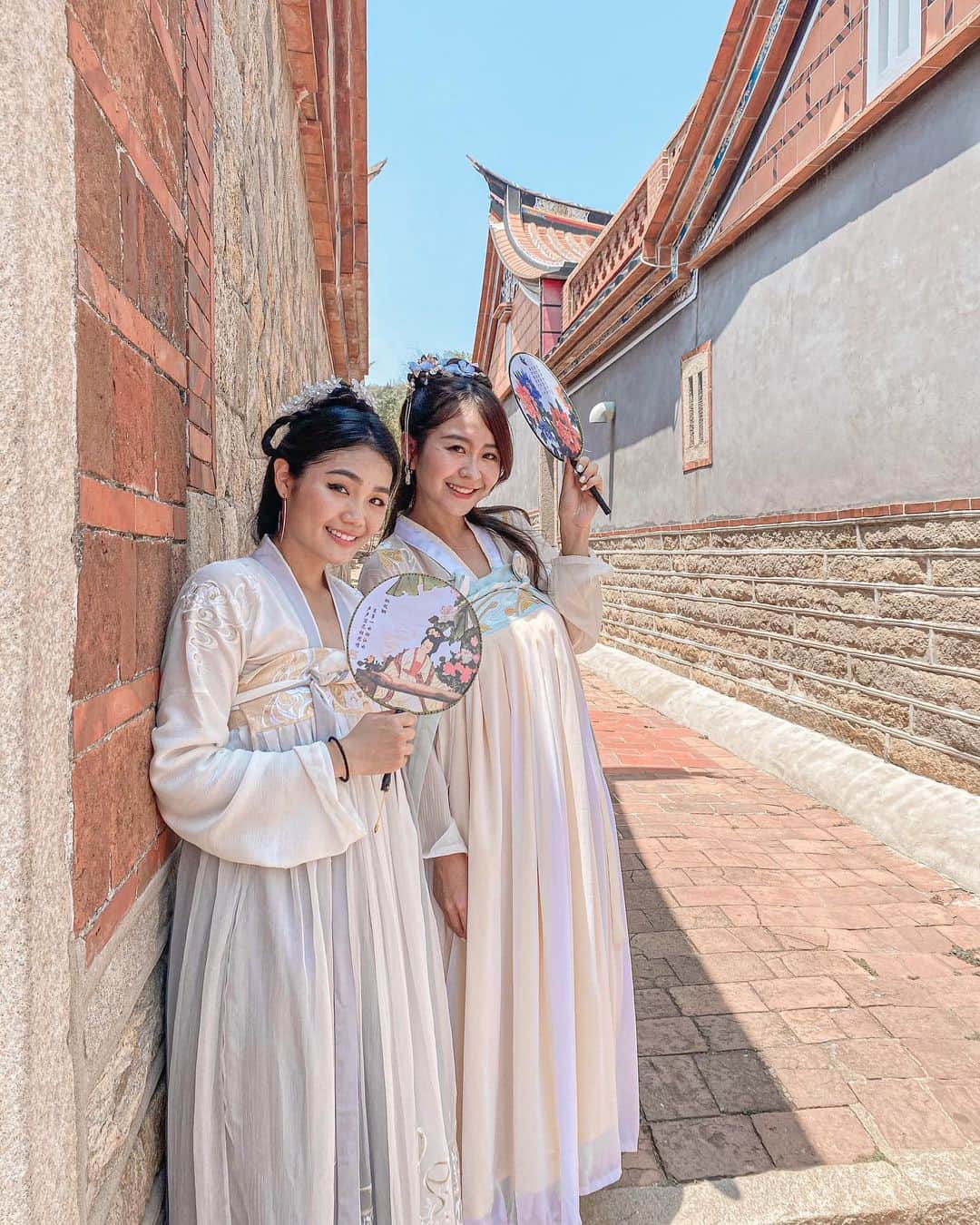 郭圈圈さんのインスタグラム写真 - (郭圈圈Instagram)「#金門 #山后民俗文化村  今天角色是晏妹妹～跟雪姐姐到村里溜搭溜搭～太陽好大啊🌞🔥快把我們給熱壞了～幸好還有小扇子呢～ Hahaha穿 #漢服 的我們可愛嗎♥️ - ⋯⋯最後一張😂😂😂 . . . . .  #金門#kinmentravel #kinmen#kinmenfood #kinmenlife #金門旅遊#金門景點 #金門縣#圈圈去金門 #山后#山后民俗文化村」9月15日 21時11分 - helloiamlea