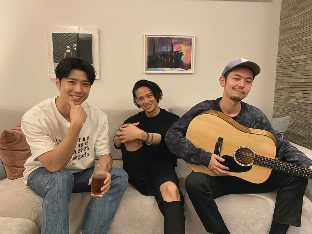 新野俊幸さんのインスタグラム写真 - (新野俊幸Instagram)「I'm bad at playing the guitar.」9月15日 21時06分 - niinotoshiyuki