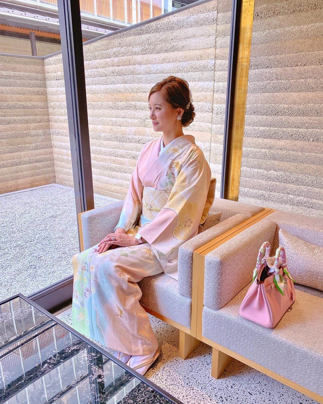 平山美春さんのインスタグラム写真 - (平山美春Instagram)「京都で西陣織・細尾さんのフラッグシップストア・ギャラリーにイベントでお邪魔してきました✨🌸 まだお着物は単衣の時期👘迷ったけど私らしい色味のもので伺いました🌸 . 壁紙から家具まで、自分で西陣織の素材を選んで自由にインテリアをオーダーできるみたいで✨ 私が座ってるソファやテーブルもその一つなんです😊🌸 上品でとっても素敵✨またソファなどオーダーする機会あればお願いしたいくらい素敵でした😊 . 千宗屋さんのトークショーもあり、お茶とお着物の季節感の歴史について色々とお聞きする事ができてとっても勉強になり✨ 夜は元麻布かんださんがお料理を担当され、神田さんらしいメニュー盛りだくさんで大満足しました😊🌸 . #細尾 #着物  #着物ヘア #着物女子  #京都  #kyoto #kimono」9月15日 21時10分 - miharuhirayama