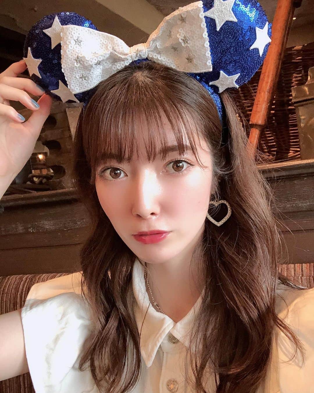 日下部美愛のインスタグラム：「ディズニー愛おしい〜〜行きた 今日嬉しいことあったからスキップして帰る  #disney #disneyland #disneysea #ディズニー #ディズニーシー  #ディズニーコーデ #カチューシャ #ホワイトコーデ #selfie #tokyodisneyresort #tokyodisneysea」