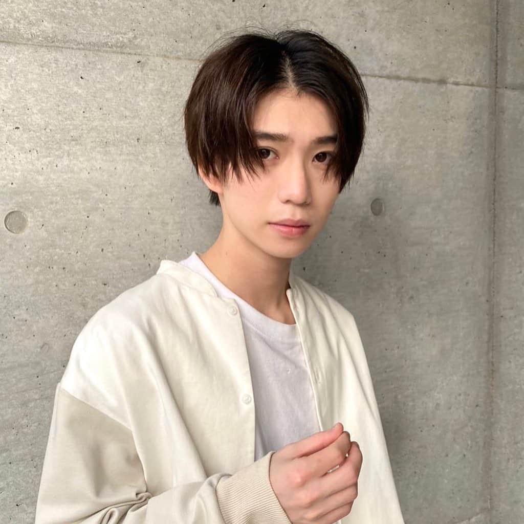 のインスタグラム：「皆様お久しぶりです。  今は体調も回復して  徐々にですが仕事に懸命に  取り組んでおります！  髪を切って心機一転  僕自身も健康にはより一層  気を使って頑張って邁進して参ります。  療養中には皆様からの温かい言葉に  何度も救われました。  沢山の声を届けてくださって  本当にありがとうございます。  自分自身を塞ぎ込んで  しまうのではないかと心配でしたが  関係者の皆様や家族、友達  応援して下さる皆様に支えられて  立ち上がる事ができ  更にパワーアップした  木津を届けたいという衝動に駆られ  今は元気に活動に向けて動いております  皆様に幸せを届けるという  固い決意も含めて  近々嬉しいお知らせもありますので  これからも何卒宜しくお願い致します！  笑顔が一番☺︎  何度でも言おう立ち上がろう  【どんな時でも心から皆を幸せに】と。  いつも沢山のコメント有難う  大好きです、みんな。  木津つばさ」