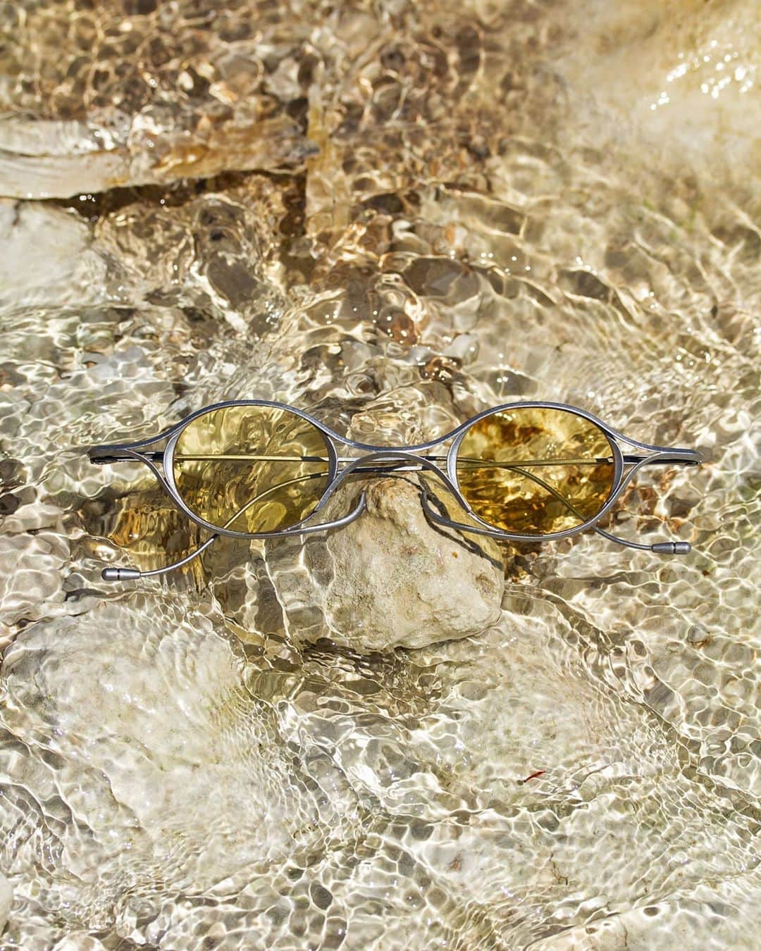 のインスタグラム：「. Created in collaboration with Mr. Tomoaki Okaniwa of artisans label The Viridi-anne, the #RG2002TVA comprises first of a main frame crafted of angled steel bars. . Bound together by tension and equilibrium, the bars curve sinuously along an infinity path and converge into a slender sideways figure 8, pulling off a signature play on the two eternal symbols of balance and propitiousness. . Design shines brightest when designers do their own thing rather than do what others do. . #rigards #theviridianne #Craftsmanship #Nonconformist #NaturalMaterials #IndepedentEyewear #MoreThanMeetsTheEye #ExperienceTheOriginal #HandmadeForYourFace . . Photography @tinellish」
