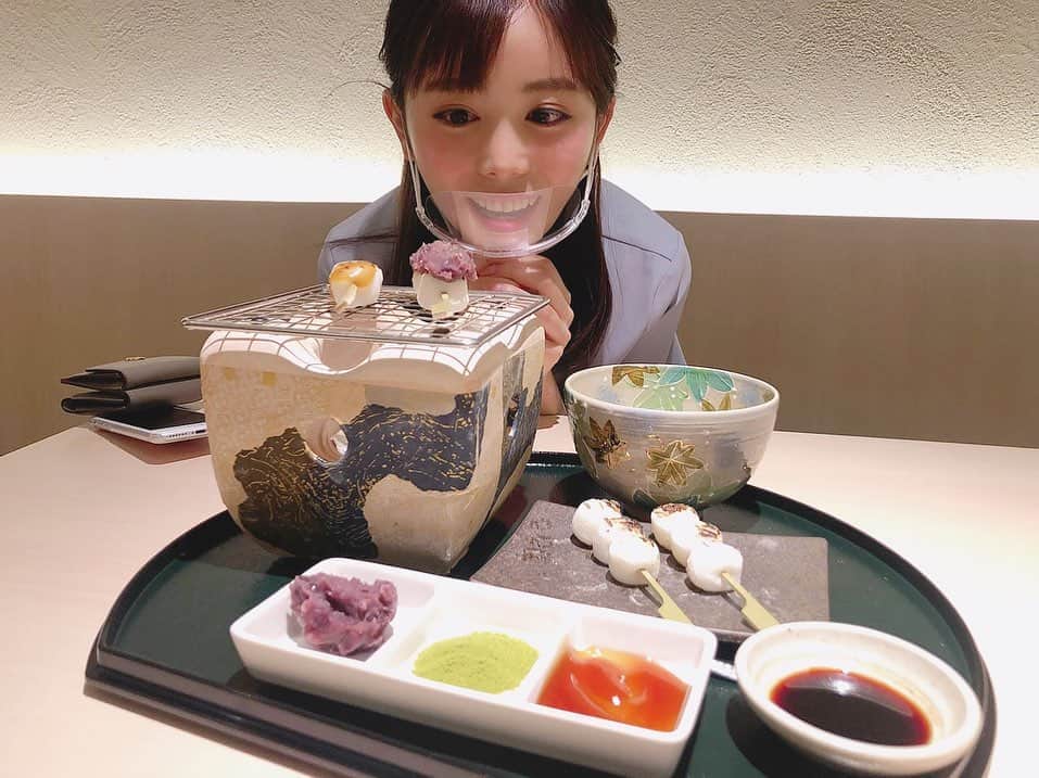 辻満里奈さんのインスタグラム写真 - (辻満里奈Instagram)「今日は、博多リバレインモール地下二階にオープンしたばかりの話題のお店を２つご紹介しました✨  ①甘味処たきむら 有機栽培が難しい、稀少なオーガニック宇治茶を贅沢に使った、体に優しいスイーツがいただける和カフェ🍵テーブルで焼いて、そのまま食べられるお団子もオススメですよ🍡✨  ②LEGNATEC HAKATA 佐賀・諸富町の人気家具メーカーが博多に上陸しました🛋🌳温かみのある無垢家具や、海外デザイナーの手がける和モダンな家具がとっても素敵なんです✨  ぜひ足を運んでみてくださいね😊  #博多リバレイン #博多リバレインモール #甘味処 #甘味処たきむら #かき氷 #オーガニック #オーガニック宇治茶 #からだにやさしいおやつ #お団子 #和カフェ #諸富家具 #legnatec #legnatechakata #ariake #レグナテック #レグナテックハカタ #無垢家具 #インテリア #一枚板 #福岡 #博多 #rkb毎日放送 #今日感テレビ #アナウンサー #辻満里奈」9月15日 21時15分 - marina__tsuji