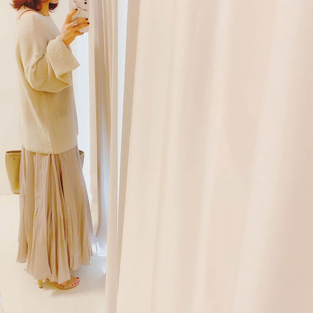 aiaiのインスタグラム：「ベージュのワントーンコーデ。 シルエットが綺麗だからトップスに 何着ても合わせやすいマキシスカート  @meri.onlinestore  @midori1207  コーデの詳細はブログに書いています ☟☟ http://s.ameblo.jp/aiai987654  #fashion#outfit#style#coordinate#instagood#ootd#pic#instapic#コーデ#コーディネート#スタイリング#プチプラコーデ#本日のコーデ#大人カジュアル#プチプラ  #カジュアル #アラフォー #アラフォーコーデ #アラフォーファッション#スカートコーデ #マキシスカート#ベージュコーデ #ベージュ #ベージュカラー #ワントーンコーデ #フレアスカート」