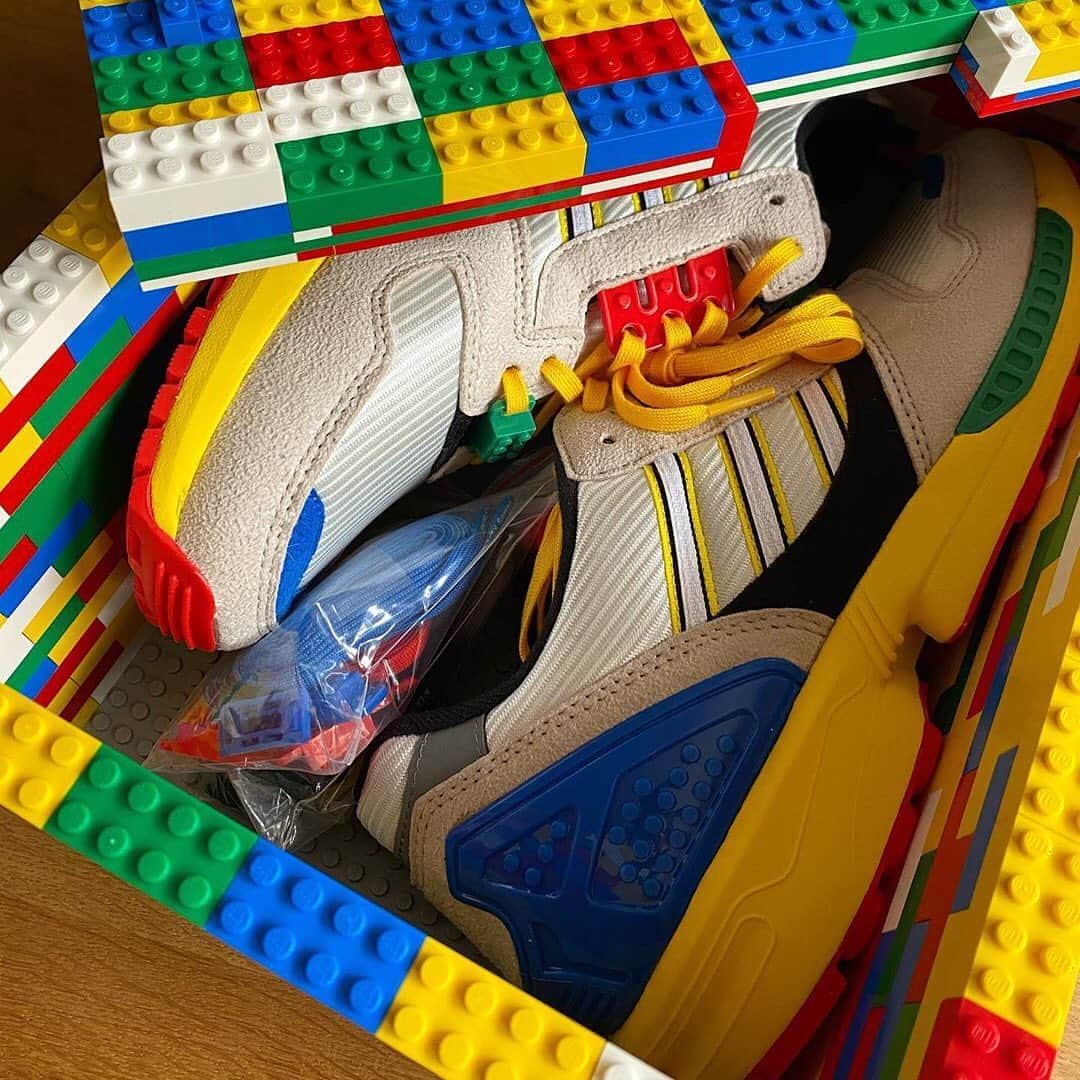 のインスタグラム：「@hypebeastkicks: @sean_wotherspoon offers a better look at the upcoming @lego x @adidas ZX 8000. Coming in a special LEGO box, alongside a special Minifigure modeled after Wotherspoon, the shoe is a part of the ongoing A-ZX project and comes decorated with an array of LEGO block inspired details on the heel counter, eye stays and dubrae lace locks. It’s slated to release on September 25 for $130 USD.⁠⠀ Photo: Sean Wotherspoon」