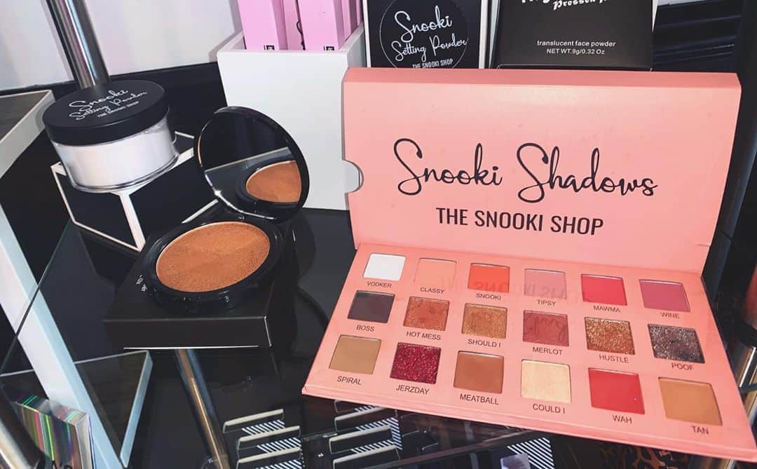 ニコール・ ポリッツィのインスタグラム：「My Essential Makeup goodies 💋🥰 @thesnookishop in store & online 🖤」