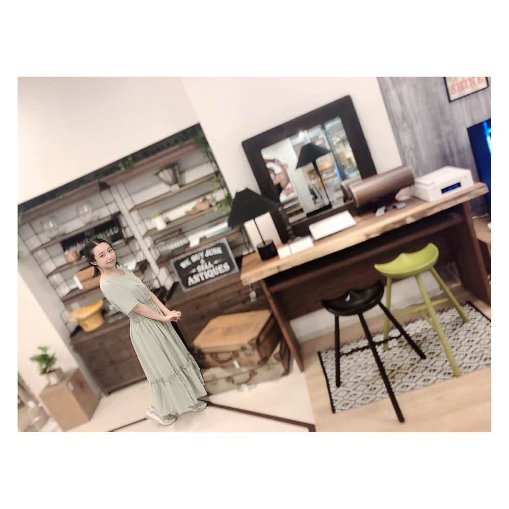 斎藤亜美のインスタグラム：「#テレビ朝日　#こだわりナビ　での写真✨  8月24日にオンエアしたものだよ✌️ 衣装は @w.r.k_official さんの綺麗な緑のワンピース、めちゃめちゃ着心地が気持ちいいのだ☺️ w.r.kさんの服はとっても着心地が良くって大好き❤️」