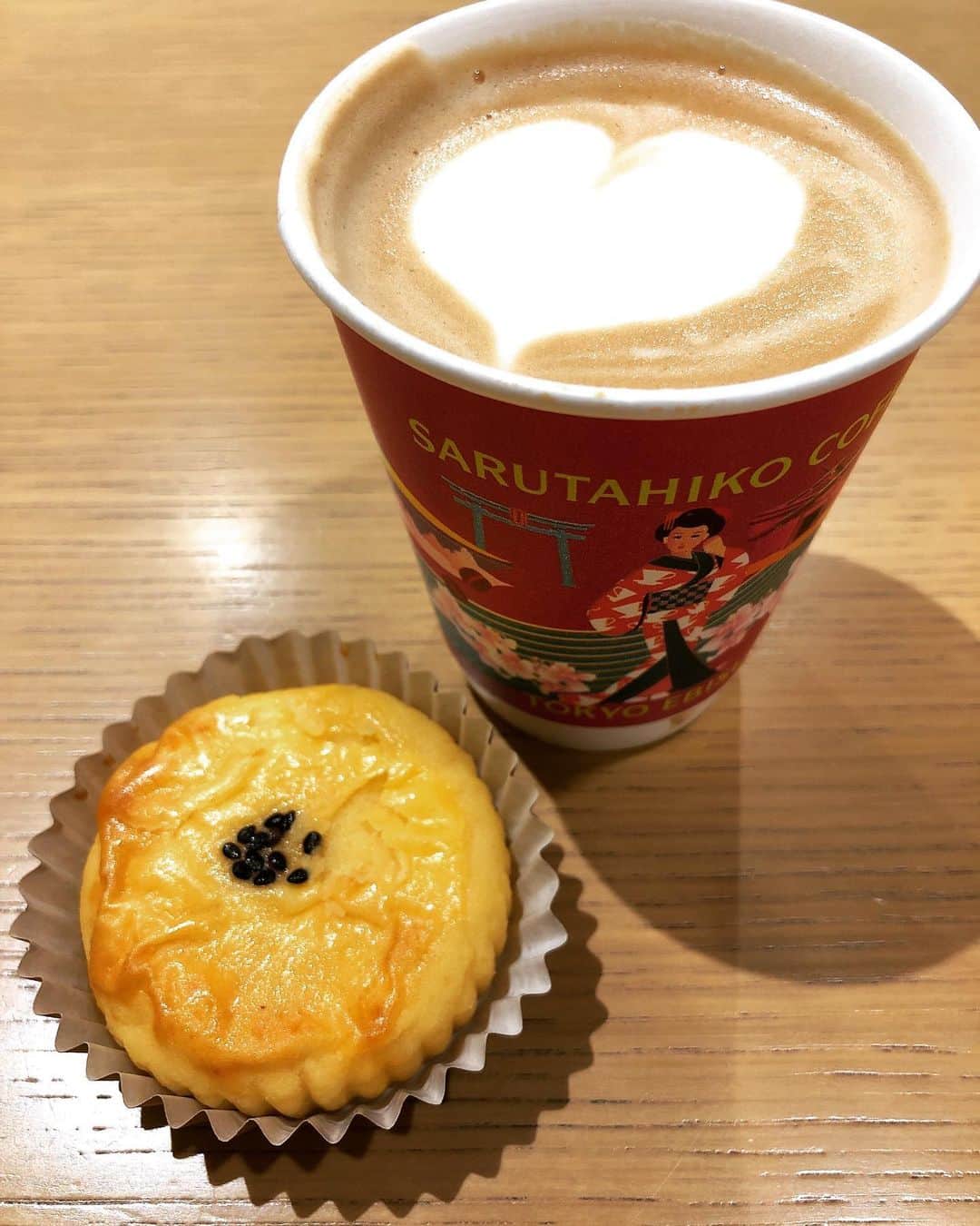 H-el-ical//さんのインスタグラム写真 - (H-el-ical//Instagram)「﻿ 本日のカフェタイムはソイラテとスイートポテトでした☕️﻿ ﻿ Today's my coffee break☕️﻿ soy latte and sweet potato cake🍠﻿ ﻿ ﻿ #ディカフェ﻿ #カフェインレス﻿ #秋といえば﻿ #さつまいも」9月15日 21時28分 - hikaru_0702_official