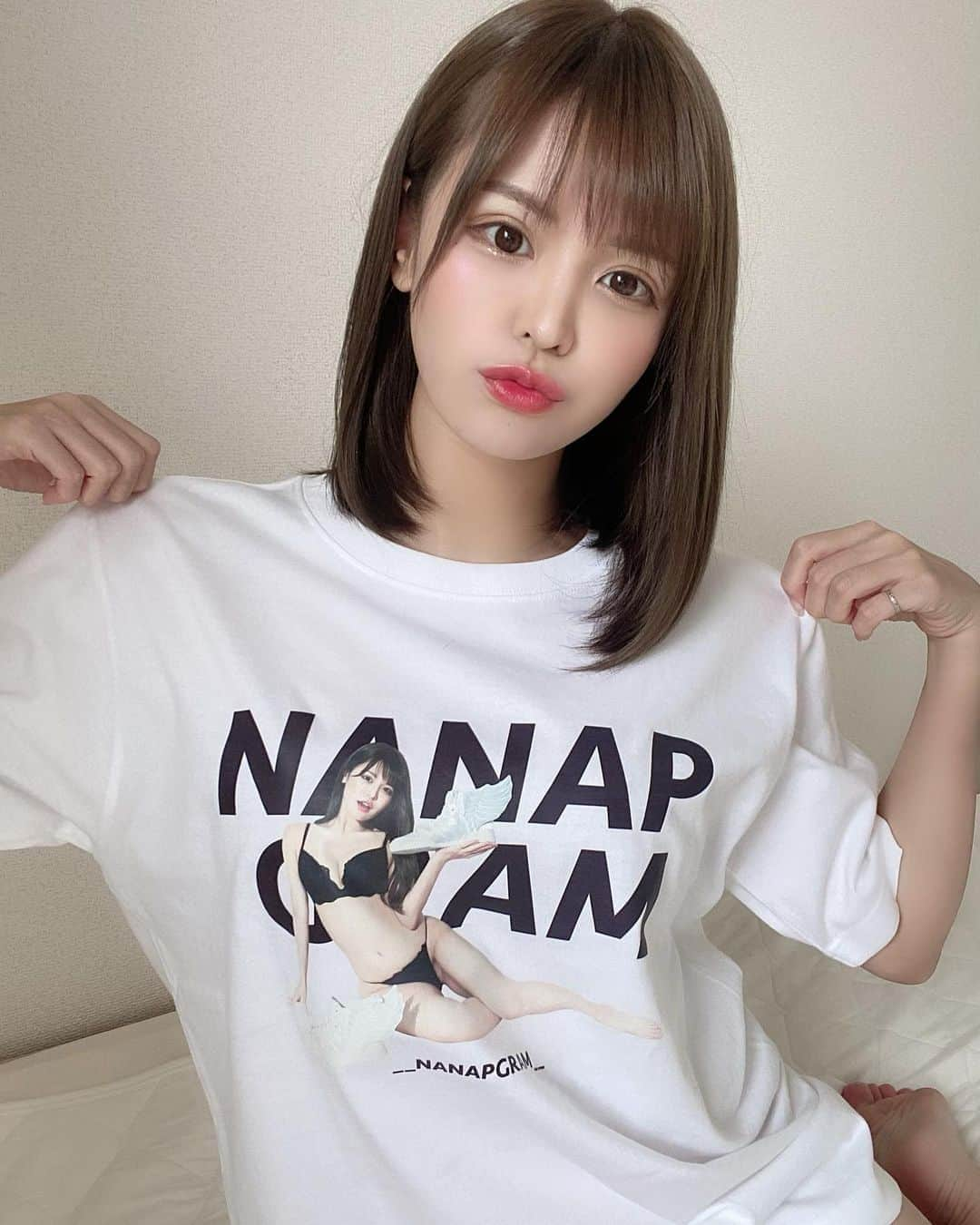 ななぴさんのインスタグラム写真 - (ななぴInstagram)「お知らせ📢  ななぴグラビアTシャツ第二弾‼️ すでに発売開始しています😍👏🏻  今回はなんと‼️サイン付き🤭💘  サイズはM〜XLまであります☻﻿ ユニセックスなのでたくさんの方に着てもらえたらうれしいな☺️❤︎  MもLも男性でも問題なくきれるので 着用画像を参考にしてね🙆🏼‍♀️  詳しくはストーリーに載せるURLから📎 boothで購入ができます✨🙂  バタバタしててちゃんと告知できなくてごめんなさい（ ; ; ） でももうすでにGetしたよーってDMたくさんでうれしいです😭💕  本当にいつもありがとう❤︎🥰 まだの方はおはやめに🧍🏼‍♂️☝︎  #グラビア　#グラビアTシャツ #ユニセックス　#メンズTシャツ　#Tシャツ #フォトプリントTシャツ　#グラビアグッズ　#グッズ製作　#ななぴTシャツ　#unitedathle #オリジナルTシャツ」9月15日 21時21分 - __nanapgram__