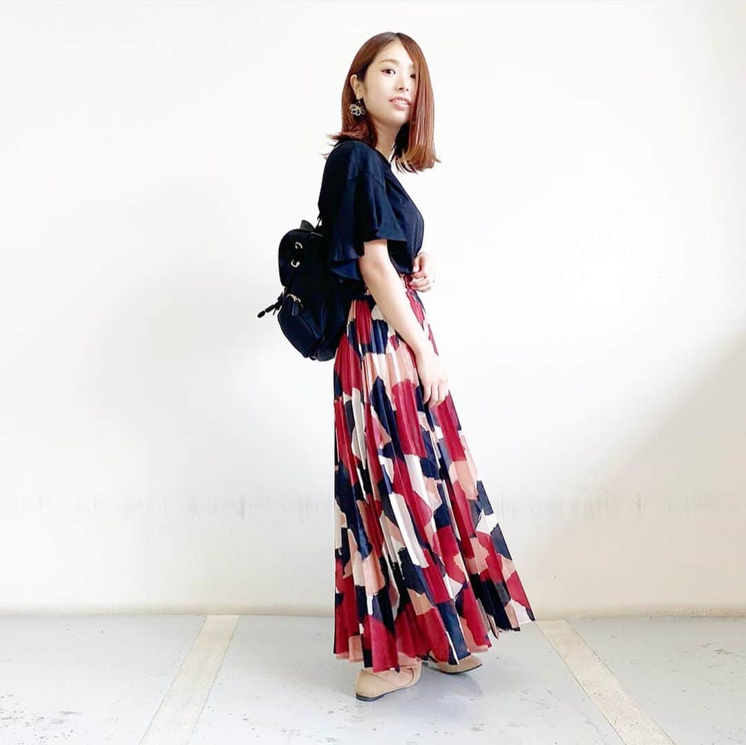 片桐優妃のインスタグラム：「#リュック があったらいいなーとずっと思ってたんだけどなかなかピンとこなくて、そしたらようやくかわいいのを見つけました💗 . #スウェーデン のブランド @gastonluga 🎒 . 小振りに見えるのにいつも使ってるパソコンがしっかり入るー😍✨ . 背負っても置いても、裏地までかわいくてお気に入りです💐夏はクリアバッグとこカゴバッグをずっと使ってたけど、秋冬はこれいっぱい使お🙋‍♀️ . ちなみにいまだと秋のキャンペーンがやってて、リュックを買うと 🎁カードや小銭を収納できるウォレットがもらえる 🎁アクセサリーが50%オフ という特典つきです🙌 . そして！じつはありがたいことに期限なしで使える15%offの専用割引コードを発行していただいたので、購入の際はぜひ！こちらのコード使ってください✨👉15yuki710 . 私もつぎはこのコード使って買おうかなと思ってるくらい、ほかにもかわいいデザインのがたくさんあります🙊💕 ↓ #GastonLuga #ガストンルーガ #バックパック #送料無料 #coordinate #コーディネート #リュックコーデ #秋コーデ」