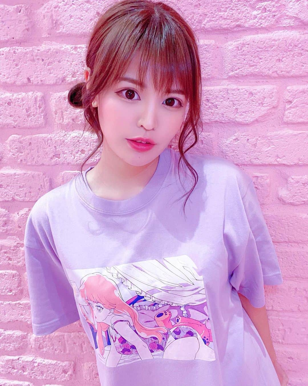 ななぴさんのインスタグラム写真 - (ななぴInstagram)「お知らせ📢  ななぴレトロアニメTシャツ 第二弾好評発売中です🌜💘  第二弾はなんとサイン付き😻✨ グラビアでもキャラクターでもサインがつきます🎉  バタバタしていてお知らせが遅れてしまった（ ; ; ）  ストーリーに貼ってあるリンクから boothで購入ができます⏫  今回のキャラクターは大好きな らんま2/1のシャンプー×セーラームーンのキャラクターを イメージしたオリジナルキャラクター‼☺️️  とても可愛くてお気に入りのTシャツです(*´∪`)  パープルとホワイトあります🤭💘 ※写真はパープルLサイズ着てます  XLは大きめですが数が少ないです😖 Lサイズ、Mサイズ共に可愛くメンズも 問題なく着用できます🥰👏🏻  詳しくはサイトをご覧ください🙂☝︎  みんなげっとしてくれてありがとう（ ; ; ） 久々の更新でも愛を感じる  #キャラクターTシャツ　#グッズ製作　#ななぴTシャツ　#レトロアニメTシャツ　#レトロアニメ　#アニメTシャツ　#ピンクTシャツ」9月15日 21時22分 - __nanapgram__