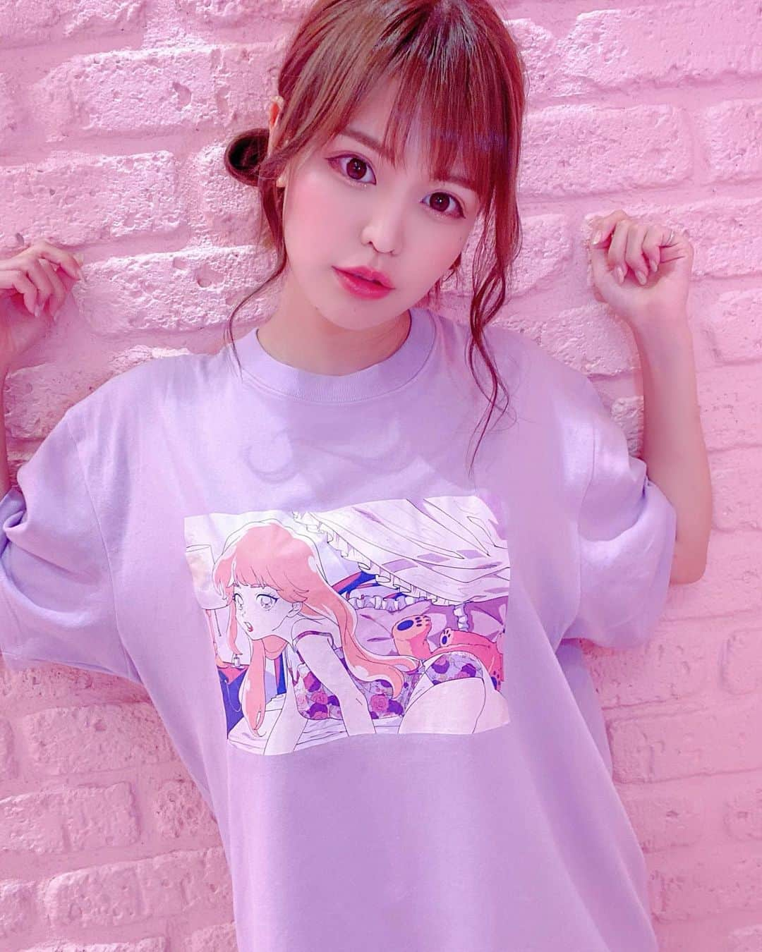 ななぴさんのインスタグラム写真 - (ななぴInstagram)「お知らせ📢  ななぴレトロアニメTシャツ 第二弾好評発売中です🌜💘  第二弾はなんとサイン付き😻✨ グラビアでもキャラクターでもサインがつきます🎉  バタバタしていてお知らせが遅れてしまった（ ; ; ）  ストーリーに貼ってあるリンクから boothで購入ができます⏫  今回のキャラクターは大好きな らんま2/1のシャンプー×セーラームーンのキャラクターを イメージしたオリジナルキャラクター‼☺️️  とても可愛くてお気に入りのTシャツです(*´∪`)  パープルとホワイトあります🤭💘 ※写真はパープルLサイズ着てます  XLは大きめですが数が少ないです😖 Lサイズ、Mサイズ共に可愛くメンズも 問題なく着用できます🥰👏🏻  詳しくはサイトをご覧ください🙂☝︎  みんなげっとしてくれてありがとう（ ; ; ） 久々の更新でも愛を感じる  #キャラクターTシャツ　#グッズ製作　#ななぴTシャツ　#レトロアニメTシャツ　#レトロアニメ　#アニメTシャツ　#ピンクTシャツ」9月15日 21時22分 - __nanapgram__