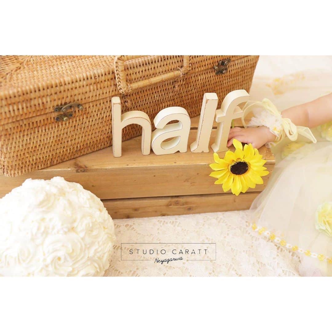 のインスタグラム：「. . happy half birthday 🌻🌻 . .  #スタジオキャラット #スタジオキャラット寝屋川 #キャラット #キャラット寝屋川 #フォトスタジオ #キッズフォトスタジオ #キッズスタジオ #フォト #フォトジェニック #フォトグラファー #ファインダー越しの私の世界 #カメラマンさんと繋がりたい #カメラ好きな人と繋がりたい #おしゃれさんと繋がりたい #写真好きな人と繋がりたい #写真で伝えたい私の世界 #写真は心のシャッター #女の子ママ #関西ママ #バースデー #ハーフバースデー #ハーフバースデーフォト #halfbirthday #birthday #baby」