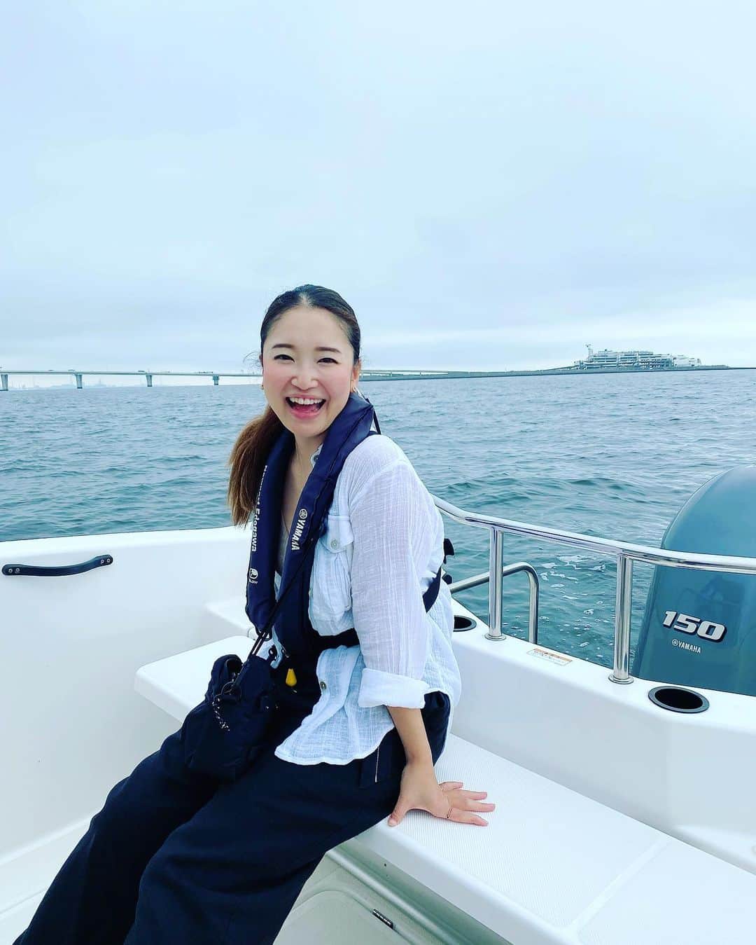 奥家沙枝子のインスタグラム：「自分の操船でうみほたるへ🛥⚓️ ボートに乗り始めてから見える景色が変わりました😌💙 . でもね、全然着岸がうまくなりません… (普通に桟橋にぶつける。ごめんなさい) . うみほたる付近では魚探にめちゃめちゃ魚マーク光ってて釣りしたくなりました🎣🐟🐟🐟🐟🐟 . . #boat #boatlife #tokyo #bay #goodday #yamaha #summer #cruise #cruising #ship #captain #ボート#クルーザー#夏休み#浦安#東京湾#海#川#釣り#シースタイル#クルージング#うみほたる#木更津#横浜」