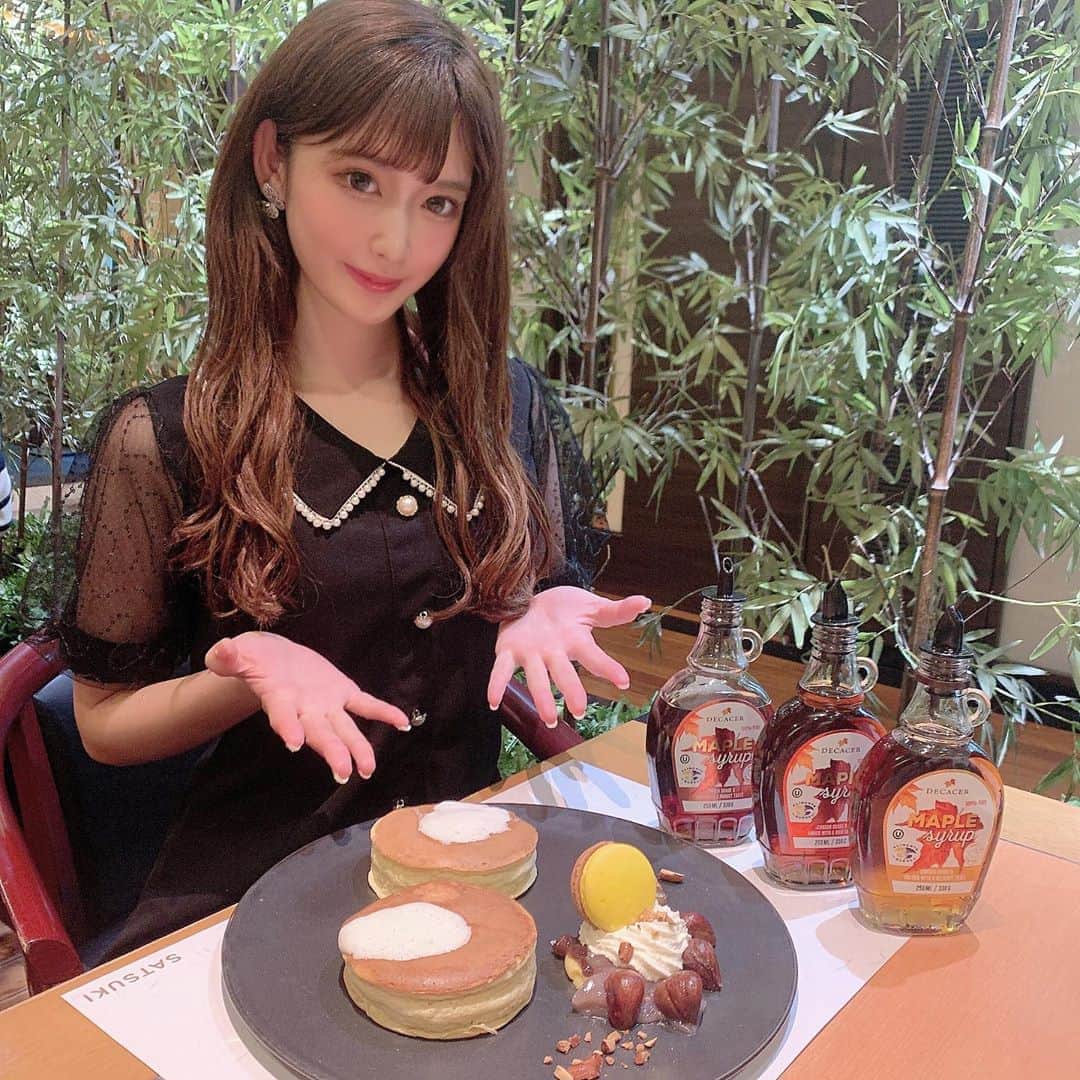 のインスタグラム：「・ ・ パンケーキ好きは注目〜🥞💕 先日、菅官房長官御用達 ホテルニューオータニのパンケーキを食べてきたよ！ ・ 今の季節は栗のパンケーキ🌰 分厚くてふわふわで最近食べたパンケーキの中で 1番美味しかったな~🤤 パンケーキは、毎日17時までやっているそうです🙆🏼‍♀️ ・ ・ 🌿カフェ&ダイニングSATSUKI ホテルニューオータニ @hotelnewotanitokyo  ・ ◆営業時間 10:00〜21:00 ◆Tel: 03-5275-3177 ◆東京都千代田区紀尾井町4-1 ◆永田町/赤坂見附駅より徒歩3分 ・ #菅官房長官のパンケーキ #ホテルニューオータニ東京」