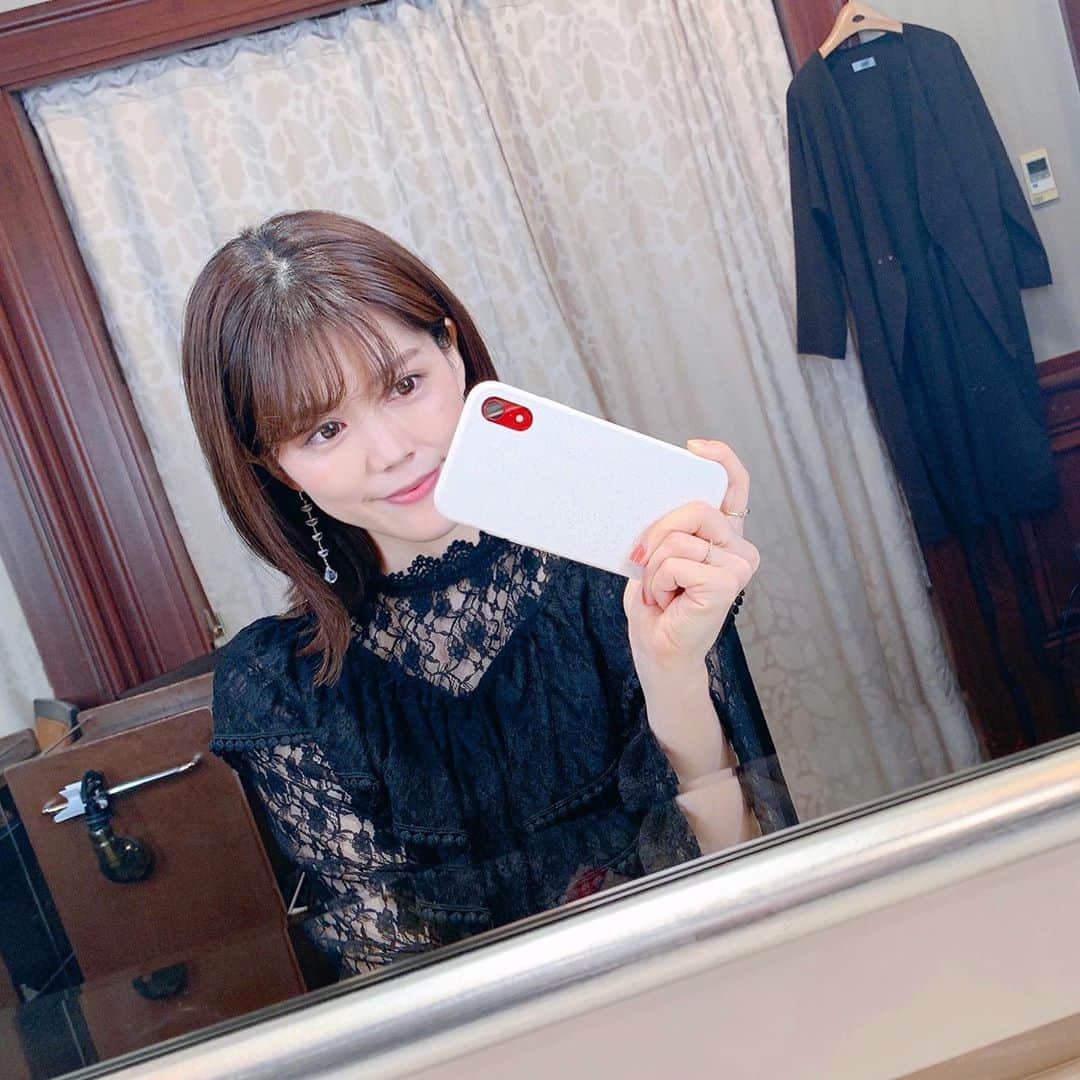 上坂由莉のインスタグラム：「﻿ ﻿ こんばんは😊✨﻿ 昨日はマンダリンオリエンタルホテル @mo_tokyo 内の﻿ 美容室、PARADISEへ行ってきたよ〜🥰❤️ @paradise_tyo ﻿ ﻿ ブライダルサロンはもちろん、一般の方も受けれるの🥺✨﻿ なのでメニューも充実していて、個室でネイルや﻿ フェイシャルトリートメントも受けれるよ💅💆‍♀️﻿ 今回はドライヘッドスパ とフェイシャルをお願いしました💆‍♀️﻿ ﻿ ﻿ 肌の生産や修復を手助けしてくれるマイクロカレントを﻿ 超低周波で肌に届けるフェイシャルエステの後は﻿ 肌もワントーン上がって化粧してる時より(2枚目)﻿ すっぴん肌の方が透明感出てるのもわかる🤭(3枚目)﻿ 目の前にライトがあるからいい感じにくすみは﻿ 飛んでますが両方とも同じ場所で撮ってます🙆‍♀️﻿ ﻿ ﻿ さすがマンダリンに入ってるサロン✨﻿ 置いてあるコスメがこだわり抜かれていて﻿ エステ前に血流を良くさせるために使用した美容液や﻿ 終わってから使った基礎化粧品もめちゃくちゃよかった🥺﻿ 特に4枚目の一番左の美容液は乾燥こじわやくすみに﻿ 凄くいいし、ボトルも可愛いかった💓﻿ @dermarise  ﻿ ﻿ エステ前に巡りを良くさせるのに使った﻿ ボディ用美容室はスパイスが凄く入っていて﻿ 塗ってしばらくするとポカポカ♨️﻿ 冷え性や浮腫んでる時は凄くいいなと思ったよ🙆‍♀️(5枚目右)﻿ @estessimo_official  ﻿ ﻿ ホテルの雰囲気も物凄くいいし﻿ スタッフの皆様のおもてなしも素敵でした🥺﻿ ﻿ ﻿ 年内中はwedding@paradisejp.com もしくは﻿ @paradise_tyo のDMにてのご予約で﻿ ドライヘッドスパ とフェイシャルトリが﻿ 30%OFFになるそうです🥰﻿ また自分へのご褒美に利用したいなぁ👸﻿ ﻿ ﻿ #美容室パラダイス #日本橋美容室 #日本橋エステ #東京エステ﻿ #ヘッドスパ #pr #トリドリベース #ホテルスパ﻿ #マンダリンオリエンタル東京 #mandarinoriental﻿」