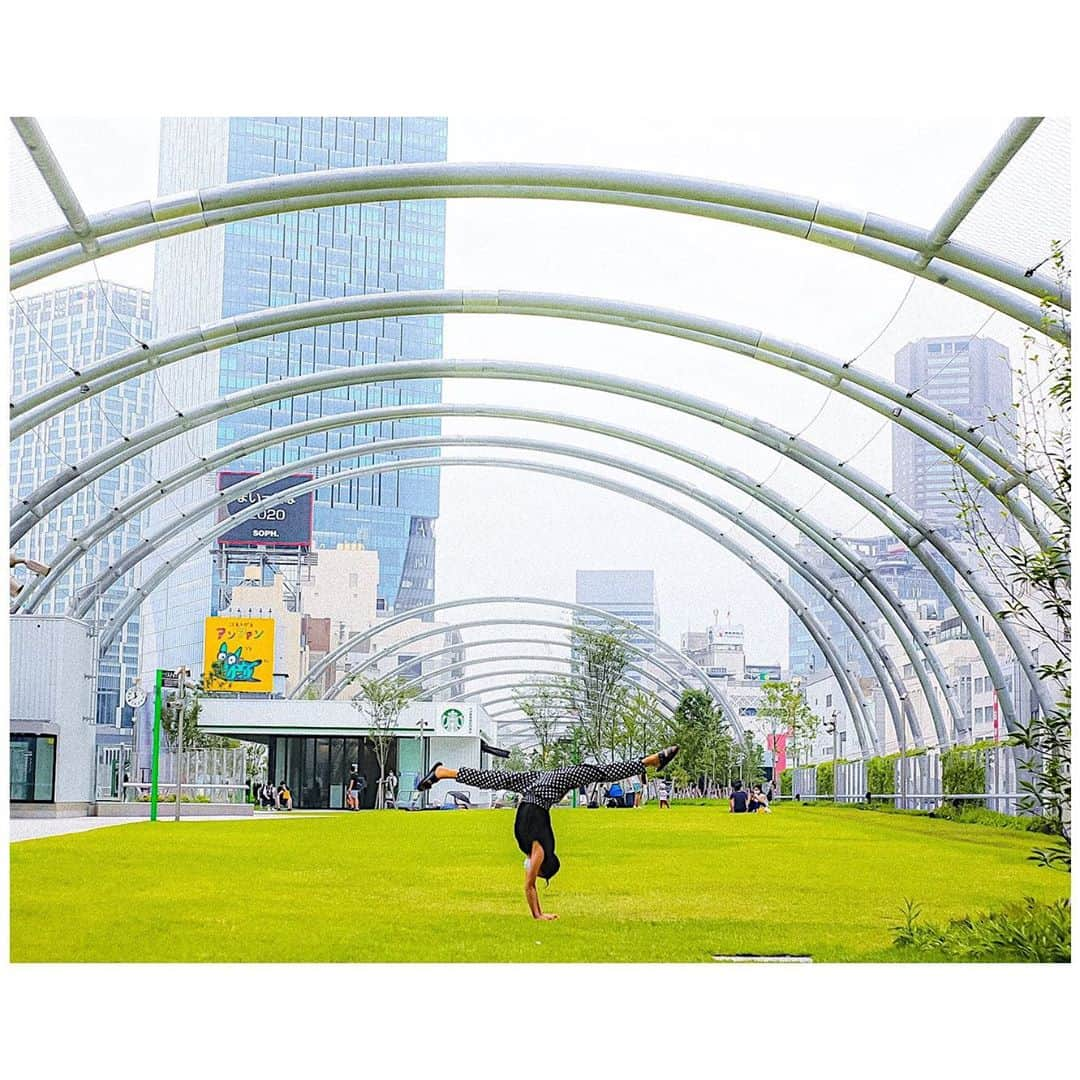 岡部紗季子さんのインスタグラム写真 - (岡部紗季子Instagram)「“ #gymnastics #handstand #handstandsplit #shibuya #渋谷 #体操 #逆立ち #倒立 #倒立女子 #🤸🏽‍♀️ . . . No. 122 #逆立ち女子 📸 @montaro0211」9月15日 21時25分 - sakiko_okabe516