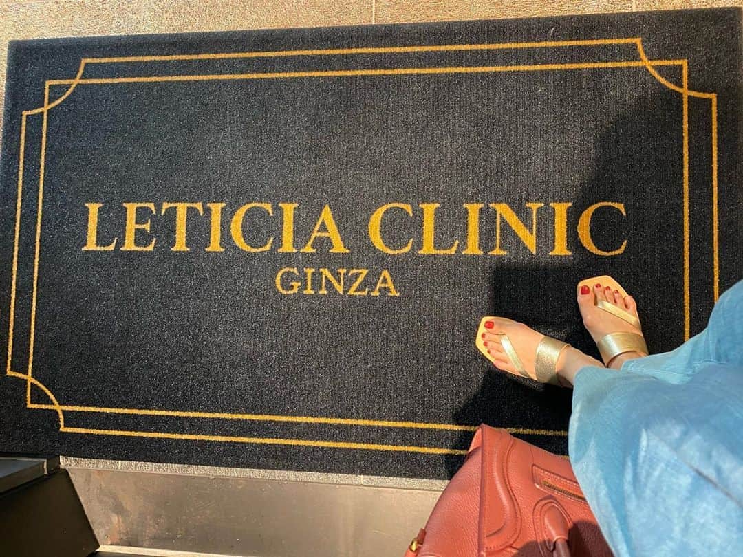 のインスタグラム：「お肌のメンテナンスへ✨ @leticia_clinic  昔から良いと言われるものは自ら試す チャレンジ派です。 ただ 機械には頼らず 漢方やコスメを試していた 若かりし頃とは違い 40代に入ってからは 少しずつ攻めの美容も試しています。 どうせするなら早い方がいいじゃない？笑 さて ベルベットスキン2回目 施術後の赤鬼状態の顔にはビビるけど ダウンタイム後のお肌は 全然元気が違う✨ 確実にハリと毛穴に効果有り☺︎ という事で 3回続けたら？とのアドバイスに従います。 ダウンタイム後のお肌がまた楽しみ❤︎ ニキビ跡の凸凹に悩んでる方にもオススメしたい✨ #レティシアクリニック #ベルベットスキン #ダーマペン  #美容クリニック #銀座 #beautycare #skincare ペディキュアとbagの色が絶妙にマッチ🍁❤︎」