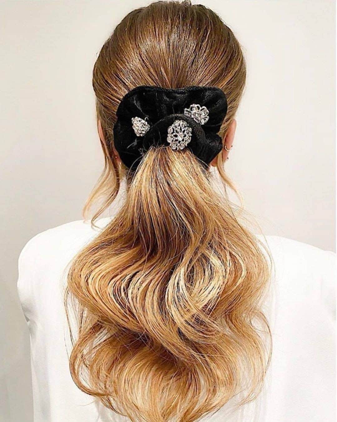 ghd hairさんのインスタグラム写真 - (ghd hairInstagram)「It's the ultimate wfh hairstyle with a touch of sparkle ✨ @kymmullem   #ghd #ghdhairpro #embellishments #embellishedhair #hairstyles #lowpony #wfhhair #hairinspo #lowponytail #hairaccessories」9月15日 21時25分 - ghdhair