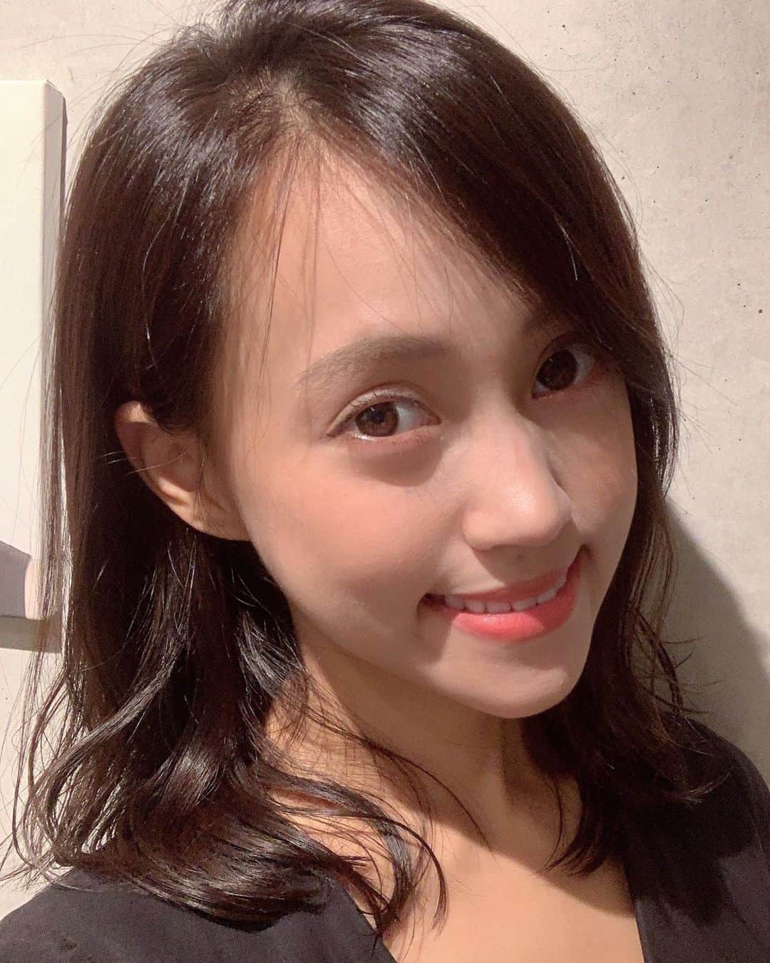 のインスタグラム：「20cmくらい髪を切ったよん💇🏻‍♀️ この位の長さにするの久々ー！！  #ミディアムヘア」
