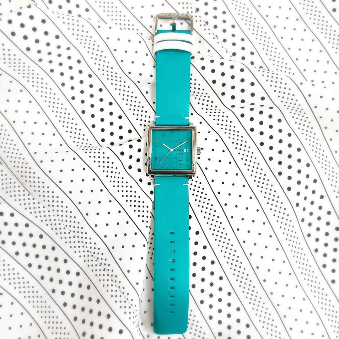 Sagiri Kitayamaさんのインスタグラム写真 - (Sagiri KitayamaInstagram)「鮮やかなピーコックグリーンがとっても綺麗な @nomonday_jp の腕時計⌚✨スカートの色とお揃いにしてみました(4枚目)😺3.5×3.5cmの大きなスクエア型の文字盤＆2.4cmの太ベルトがめちゃ可愛くてお気に入りです🥰❤ スタイリッシュで個性的な素敵な腕時計が沢山あるのでチェックしてみて下さいね🌟  クーポンご使用で 10%OFFになります🌟 10%offクーポンコード➡【 rereric 】  #ノーマンデー #nomonday #腕時計  #時計 #手元倶楽部 #catlover」9月15日 21時29分 - rererurerurela