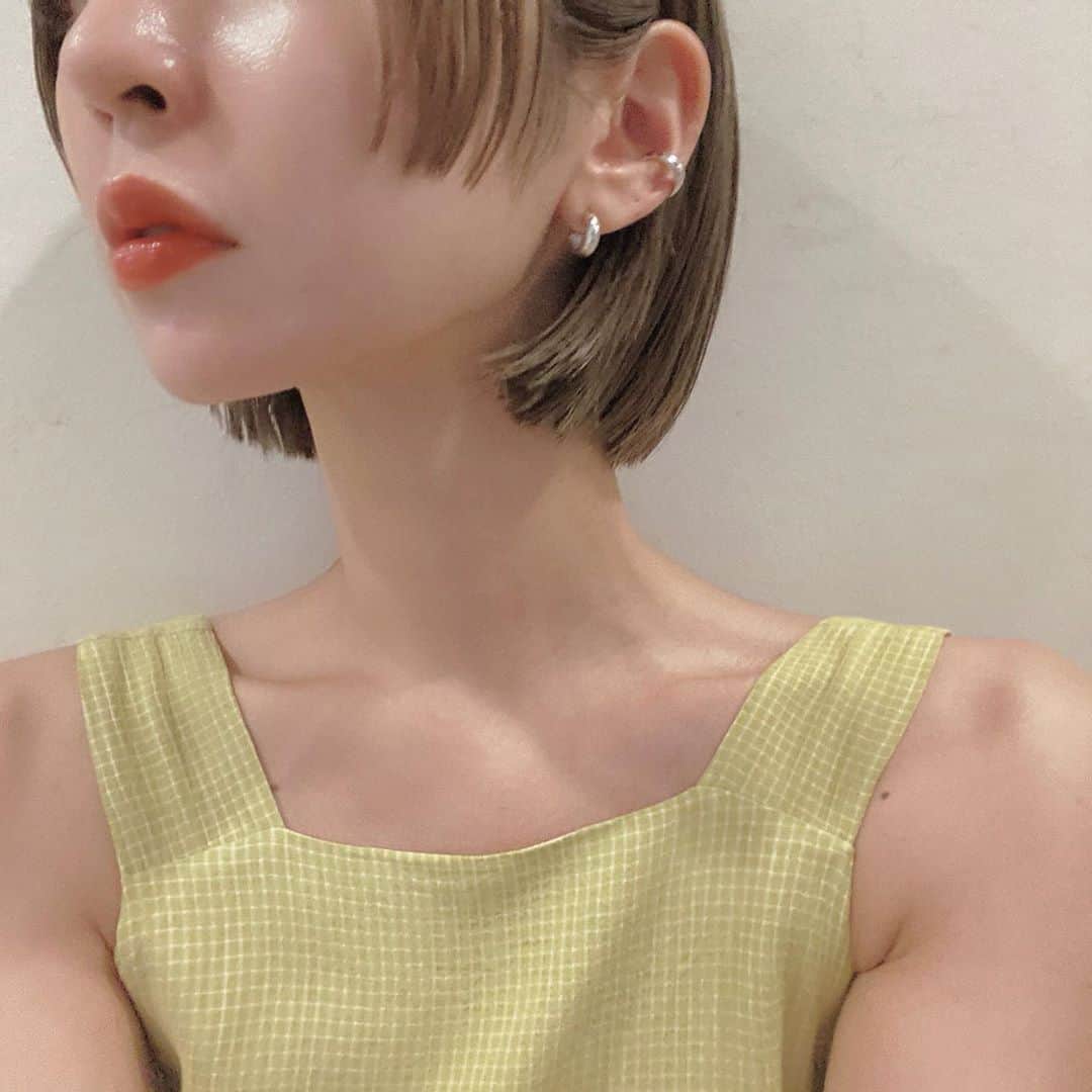 梅村実帆のインスタグラム：「たまにはsilverも⛓ ピアスとカフのセット @gray____accessories  小さめでフィットする形探してた♡」
