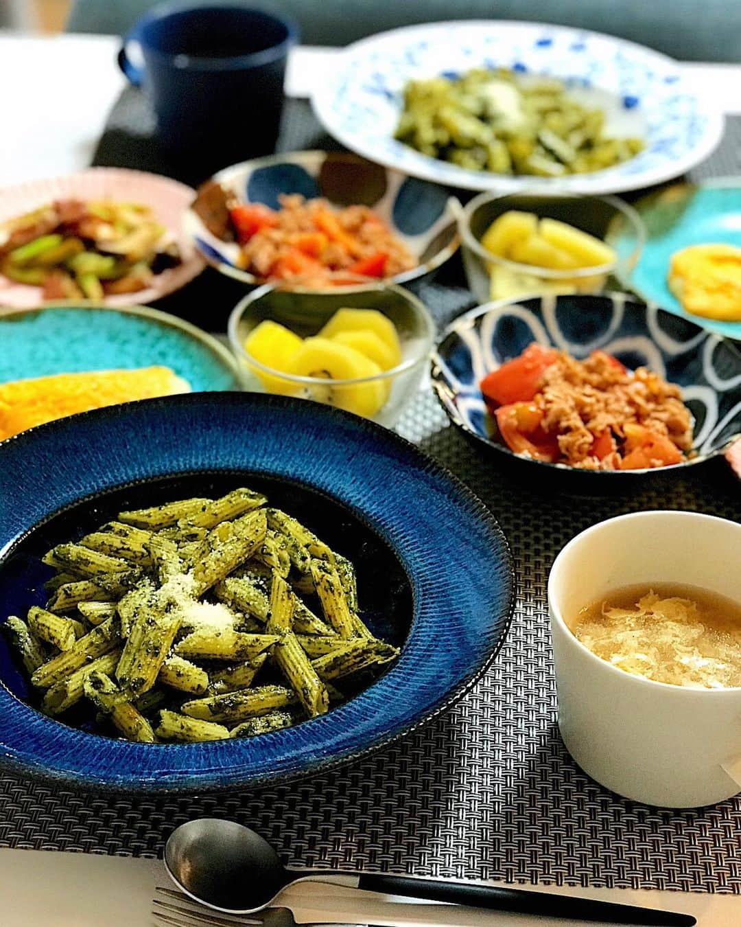 MAOさんのインスタグラム写真 - (MAOInstagram)「. 最近の食卓。 牛蒡や蓮根など灰汁の強い野菜は塩水じゃなくて酢水で灰汁抜きとか、アスパラの下10cmの硬いところは皮を剥くとか、おくらのガクの取り方とか、誰かに習ってもいないし、本やネットで見た記憶もないのに、料理の時当たり前のようにやっている下処理。 . どこで憶えたんだろうと振り返ったら、多分物心つく前、台所に立つ母の隣にずっと居てお喋りしてたから、その時に知らず知らずのうちに憶えてたのかなぁと。 あとは小学生の時NHKでやってた「ひとりでできるもん！」 . #cooking #dinner #homemade #recipes #japanesefood #curry #drycurry #おうちごはん #晩ごはん #夕飯 #クッキングラム  #献立 #食卓 #豊かな食卓 #料理 #手料理 #食器 #秋 #ドライカレー#キーマカレー #ざるそば #ゴーヤチャンプル #ステーキ #ハンバーグ #お好み焼き #ひとりでできるもん」9月15日 21時30分 - mao_1206