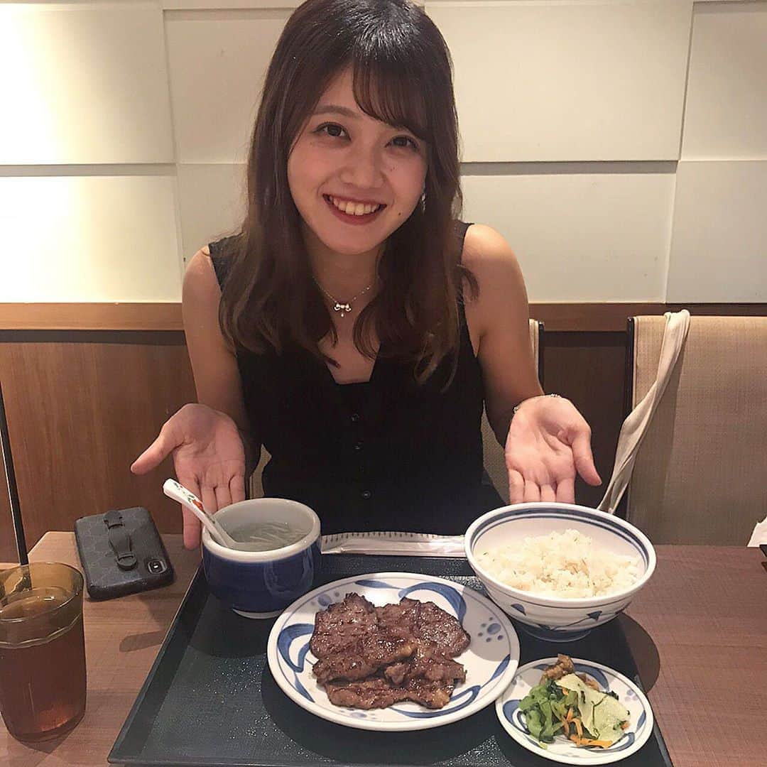 のインスタグラム：「ねぎし大好き芸人🥓🤍 美味しいものを目の前にするとニコニコが止まらなくなるりなっしーです👶🏻🎀  1日1回の投票忘れずに‼️‼️💖 #りなっしーに投票してくれなきゃ嫌っしー #ミスコン #ミス國學院 #ねぎし #いっぱい食べる君が好き」