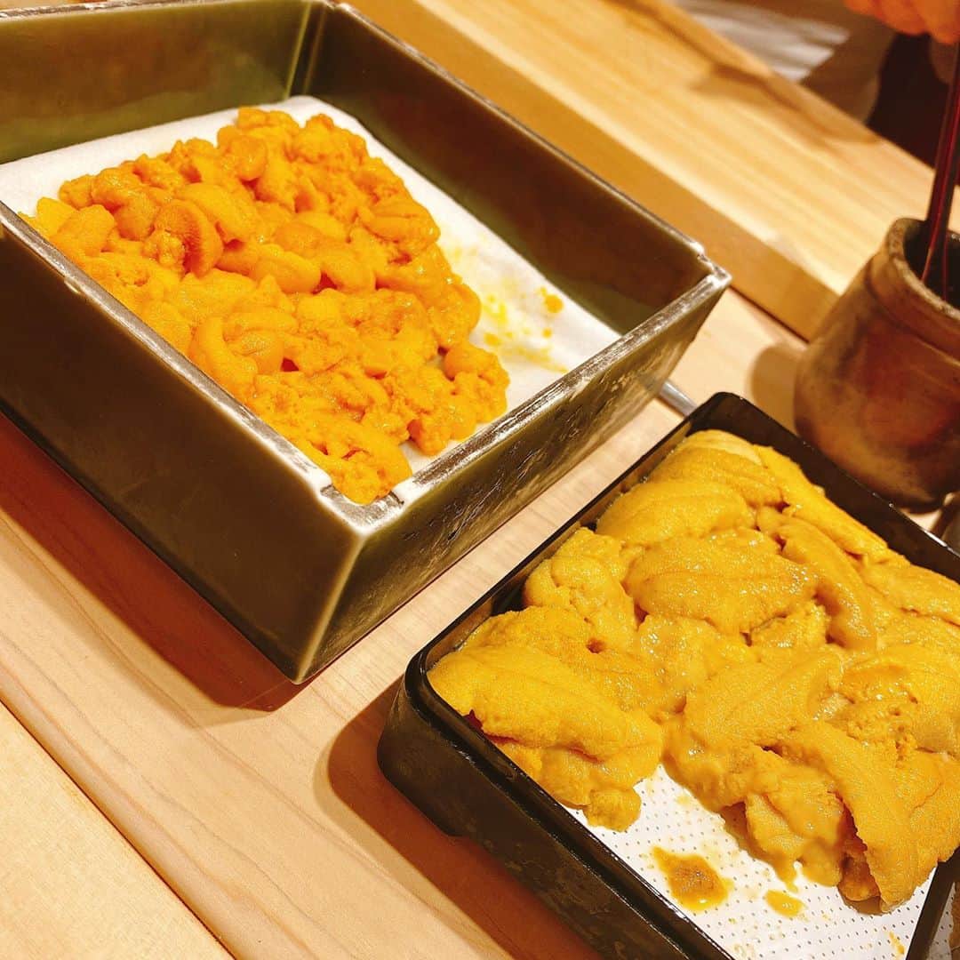 吉江瞳のインスタグラム：「初めて友達と贅沢寿司ランチに🍣行ってきました❤️ 東銀座にあるおのでらさん 今回は5000円のコースにウニとトロタクつけてもらいました❤️ 品があってすごく美味しかった❤️ 初めて自分にこんなご褒美をあげました😁 友達とのランチ最高な時間だった😁😁 #銀座おのでら #お寿司ランチ #贅沢ランチ #うにうに #とろたく最高 #最高な休日」