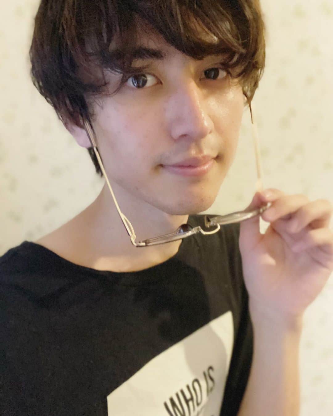 のインスタグラム：「今日は早めにおやすみー。💤  #初出し #井阪郁巳 #ご縁  #インスタオシャレ化計画  #swag #写真 #寝る前 #眼鏡男子」
