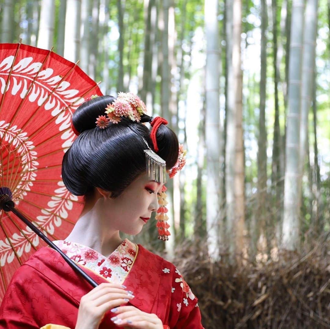 齋藤佳穂のインスタグラム：「先日の舞妓体験のオフショットいただきました⛩ 憧れの舞妓さんに変身！ テンション上がりましたっ😉 おすすめどすえ！！  #舞妓体験 #夢工房 #夢工房嵐山店 #花魁体験 #浴衣体験 #ミスキャンパス立命館  #ミスキャン #ミスキャンパス #ミス立命館 #立命館大学 #京都 #女子大生#ritsumeikan」