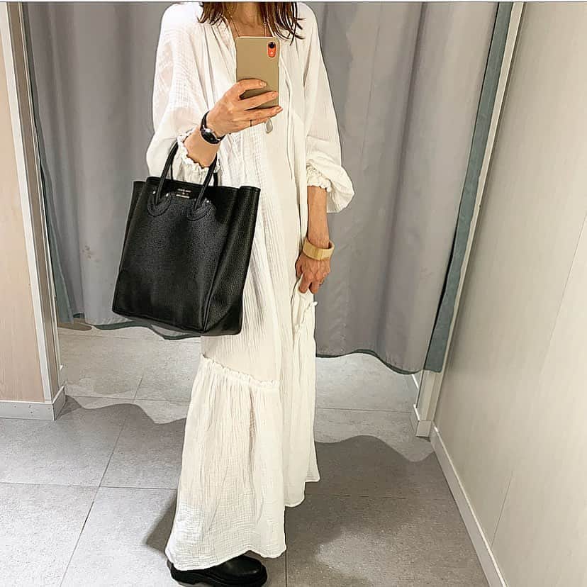 のインスタグラム：「#coordinate  昼間はまだ暑いけど 少しずつ秋ですね 庶民の味方H&Mで 真っ白のワンピース ¥399で見つけました 笑える‪𐤔 オーガニックコットンで 着心地もよし 生地もしっかり目だから 秋口もいけるし ゴツ目のブーツと合わせたら◎ ・ ・ #ootd #ootd_kob #locari #ponte_fashion #fashion #大人カジュアルコーデ #ワンピースコーデ #コットンワンピース #hm #サイドゴアブーツ #youngandolsen #chiekoplus  #vsco #vscam」