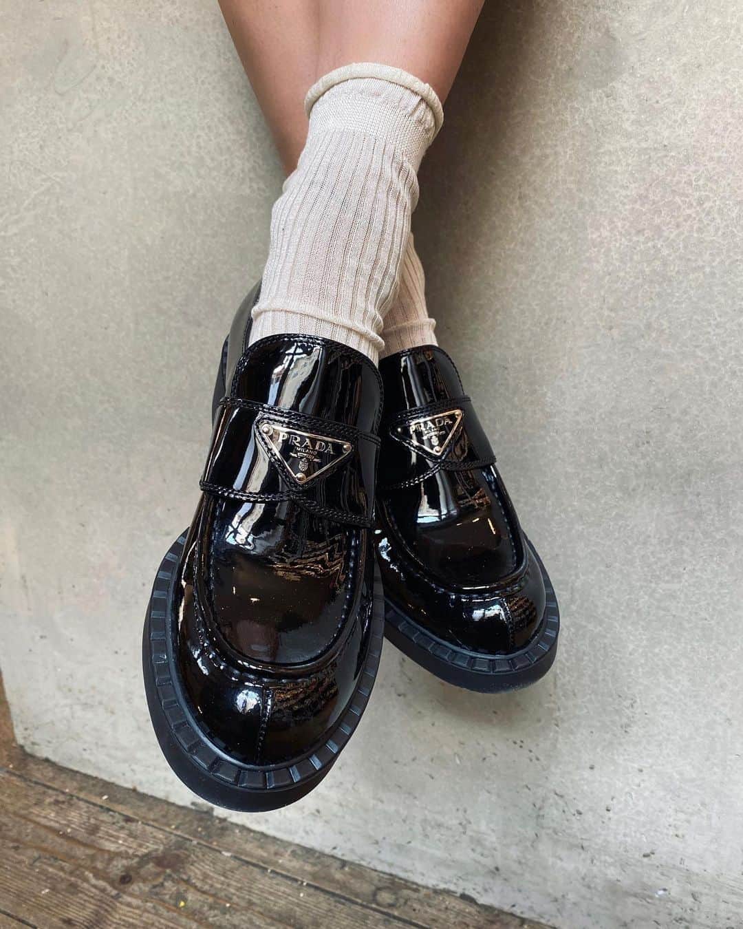 ペニーレ・タイスベックのインスタグラム：「Annonce Classics🖤 @mytheresa.com #theshoeclub」