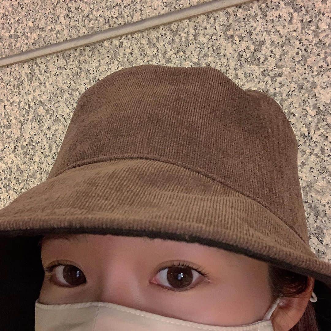 のインスタグラム：「_ ストーリーでもチラッと書きましたが、睫毛パーマデビューしました✨ずっーとやりたいなあと思ってたの〜 エクステよりナチュラルな気分だけど、毎日ビューラーするのも大変だなあ、、って思っていて。 もうそんな人みんなにおすすめしたい！良すぎる😭 時短だし、下がらないし、ビューラーよりちゃんと上がって盛れる！笑  @pooleye_omotesando  のパリジェンヌラッシュリフトはまつげの根元から80度あげてくれるので、アイメイクしなくてもかなりパッチリ見える、、 しかも4ー6週間と長持ちらしく🥺 これはもう抜け出せない、、。 @aya_yskw_  さんありがとうございました🕊 自まつ派のみんな行ってみてほしいです！ #pooleye#まつげパーマ」