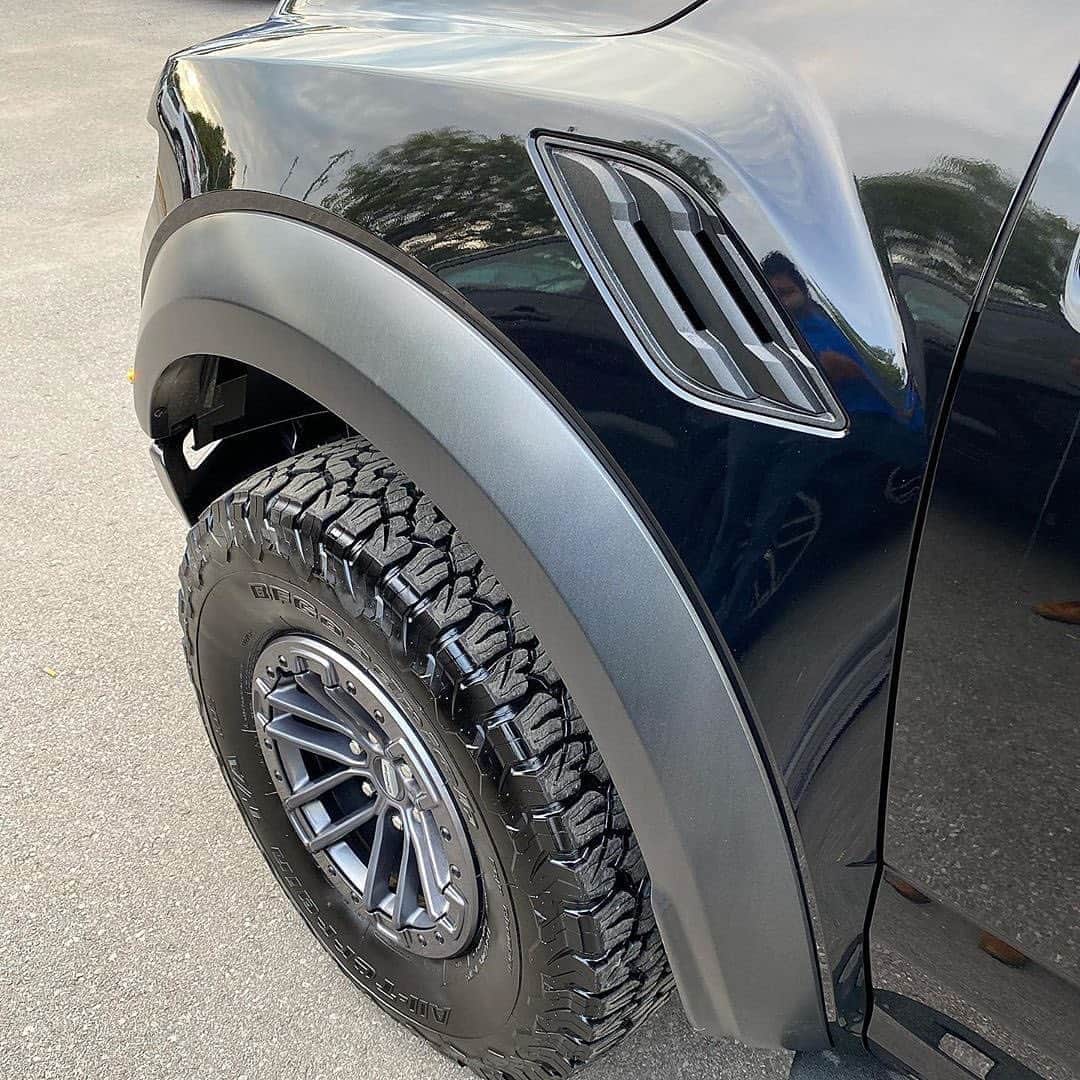 CarsWithoutLimitsさんのインスタグラム写真 - (CarsWithoutLimitsInstagram)「New Arrival @YongeSteelesFordLincoln a Preowned #2019 #FORD #F150 #Raptor in Agate Black with an MSRP of $98,449. This Raptor is an #802A with Twin Panel Roof ($1,750), Raptor Exterior Graphics($1,350), Raptor Hood Graphics($1,150), TailGate Step($400), Bedliner Spray-In($600), Interior Colour Blue Accent Pk($3,000) and 17” Forged Aluminum Wheel($2,000). Come view it now at #Canada’s #1 #Ford Dealer 7120 #YongeStreet, #Thornhill, #ON 🇨🇦. BUY FOR $89,888 CAD.」9月15日 21時43分 - carswithoutlimits