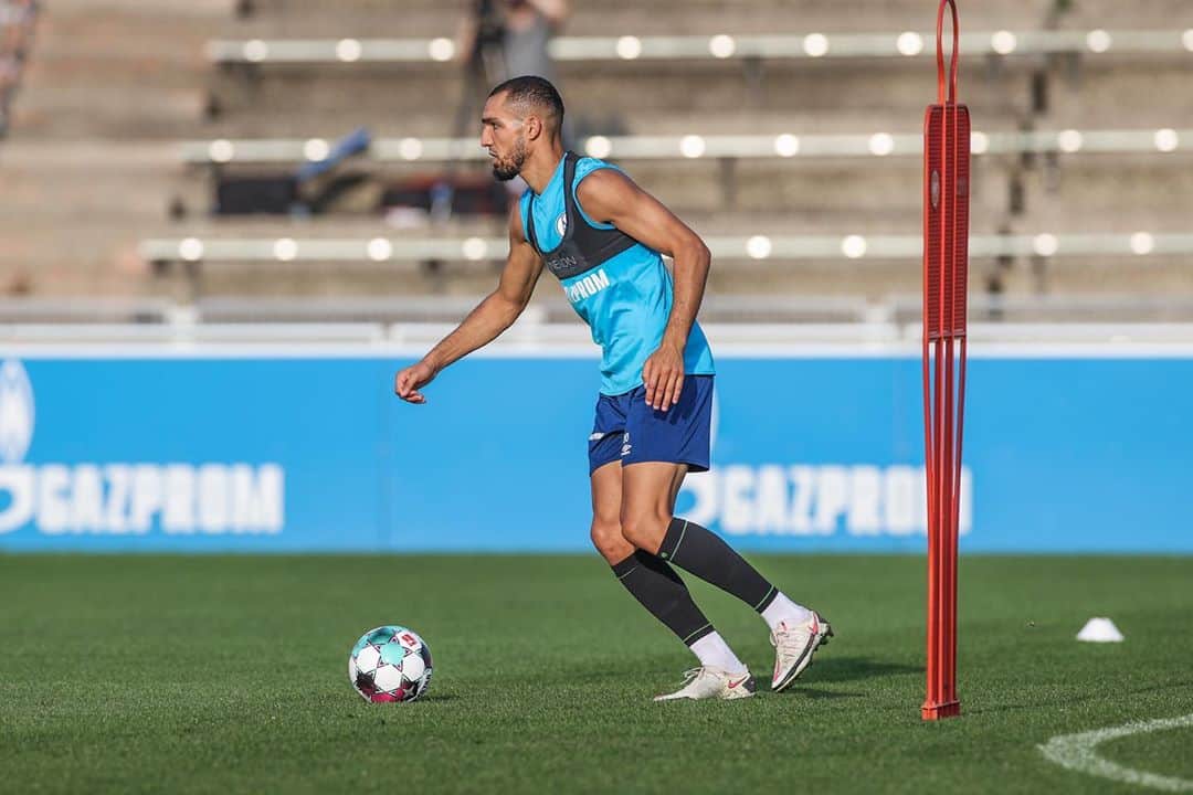 ナビル・ベンタレブのインスタグラム：「⚽️💙」