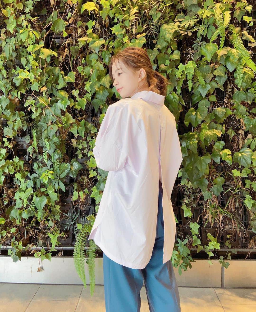 塩川裕美のインスタグラム：「. pink × blue🤍  シャツはMENSのもの！　@monkeytime_jp  後ろもボタンがついてて開けて着られるのが可愛い🥺」