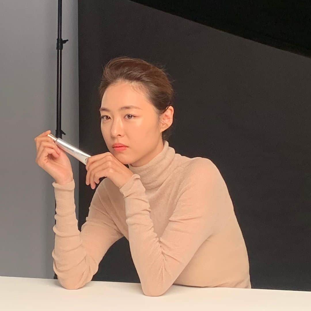 イ・ヨニのインスタグラム：「유세린 촬영날 비하인드컷👀 @eucerin_kr」