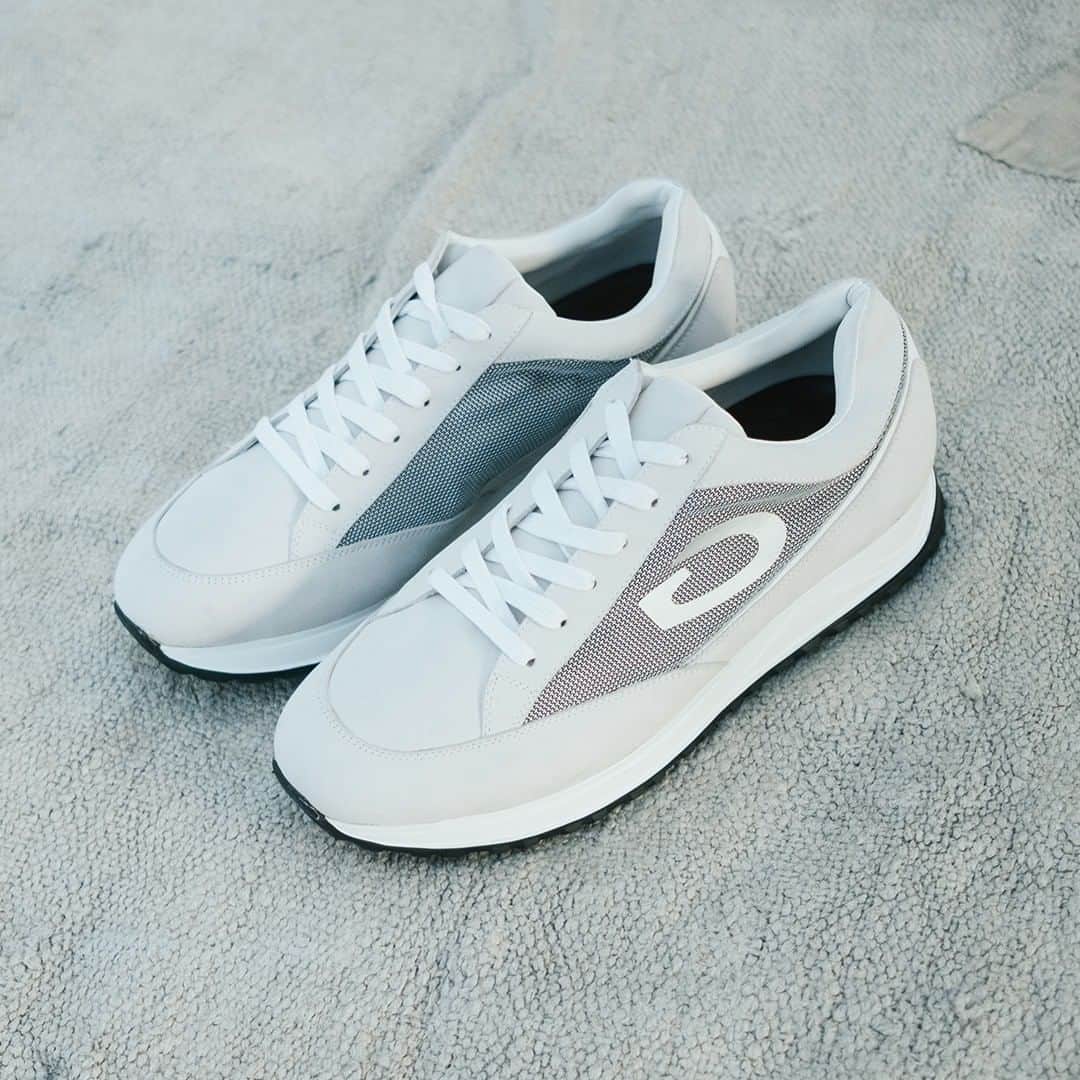 アルベルトガルディアーニのインスタグラム：「Back to basic: a white sneaker #Guardiani is always a good idea.」