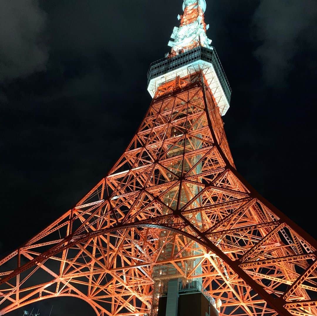 やすみりえさんのインスタグラム写真 - (やすみりえInstagram)「〈電波塔　恋は容易いものとなり〉(りえ)  9月の東京タワー。大好きな場所です。 #川柳#ことばの力#五七五 #東京タワー#9月#長月#夜のお散歩」9月15日 21時50分 - rie575kotonoha