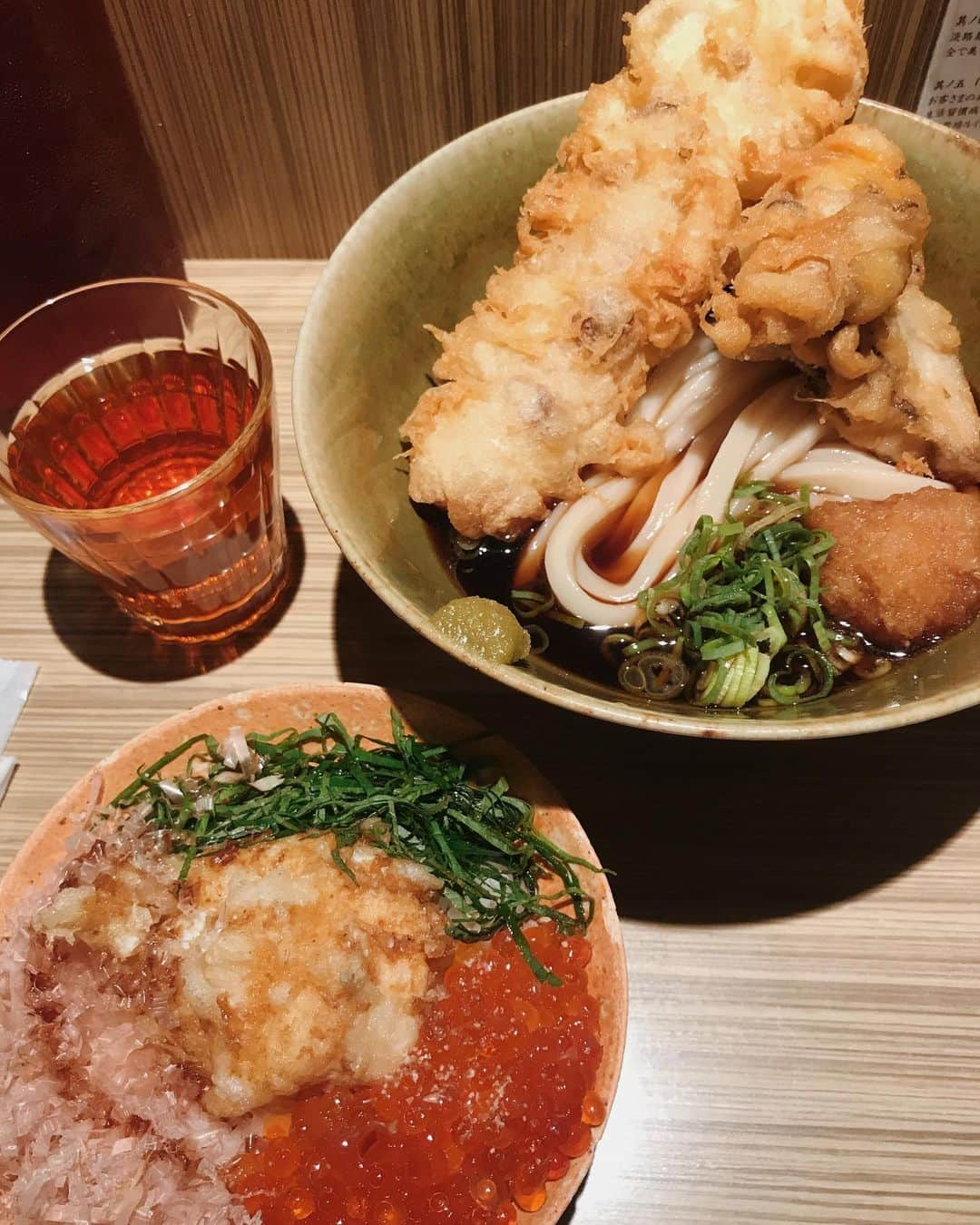 寺島茉里さんのインスタグラム写真 - (寺島茉里Instagram)「. #本町製麺所 の #いくら温玉天ご飯定食 これで950円は最強🥺✨ . 温玉天も竹輪天も舞茸天も めっちゃ美味しかったし コシのあるうどんもつゆも こだわってるだけあって💯 . 売り切れたら嫌やから みんな行かんとってー！笑 . #本町グルメ #堺筋本町グルメ #大阪グルメ #うどん #いくら丼 #本町製麺所本店 #大阪 #麺が無くなり次第終了 #PRじゃないよ #食べるの大好き #食レポ #おいしいもん食べ隊」9月15日 21時50分 - tera___1224