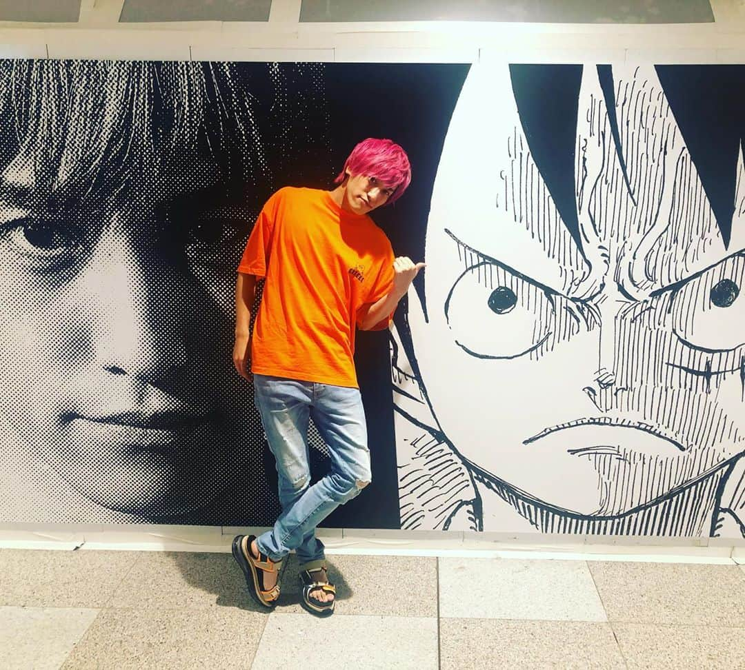 兼近大樹のインスタグラム：「ONE PIECE。  #コラボ #新宿駅の壁にガッツリいた #みた？ #控えめにいってアゲリシャス #興味ねぇとほざくやつには #ゴッドカネチが #神の裁き与えます #ワンピース好きと繋がりたい  #小さい頃 #兄がサンジを好きで憧れてて #俺は料理以外に手はつかわねぇんだとかいって #足技で毎日俺をいたぶってきたから #サンジ大嫌いでした #今はトラウマも解消され #ウソップの次に好きです #チャラチャラの実を食べた能力者として映画にでてぇ #自分の身に起きた不幸やおかしてしまったミスをチャラにできるし #なんならこの世の理を全てチャラにする能力 #いや最強だったーーーー #あと今月のトークライブのチケットも発売されてると思うから購入待機よろたの」