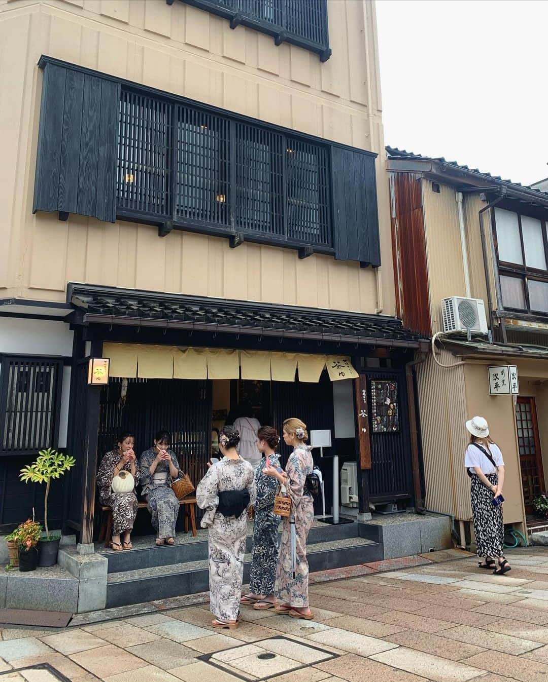 SARAさんのインスタグラム写真 - (SARAInstagram)「📍Kanazawa   ひがし茶屋を散歩。浴衣姿の方がたくさんいた😍 昨日は涼しかったし気持ち良さそうだった〜。  金沢は金で有名だから金箔一枚が載っているかき氷を食べてみたけど、 んー、味しないね笑  京都の祇園に似ているのかなぁて思っていたら、また違う雰囲気の街だった。また早く来たい！  スニーカーさいこう。10km歩いた🤗」9月15日 21時52分 - sara_pizzo