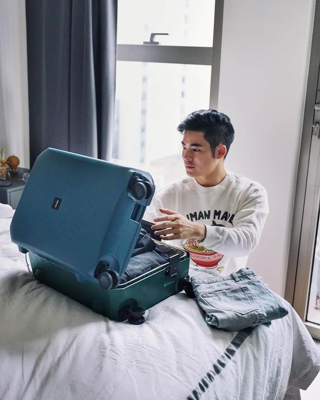 Christoffer Chengのインスタグラム：「The luggage size that gets used the most these days, perfect for a weekend staycation 💙💚 @lojeltravel #enrichthejourney #theartofthestaycation  #vojaduo」