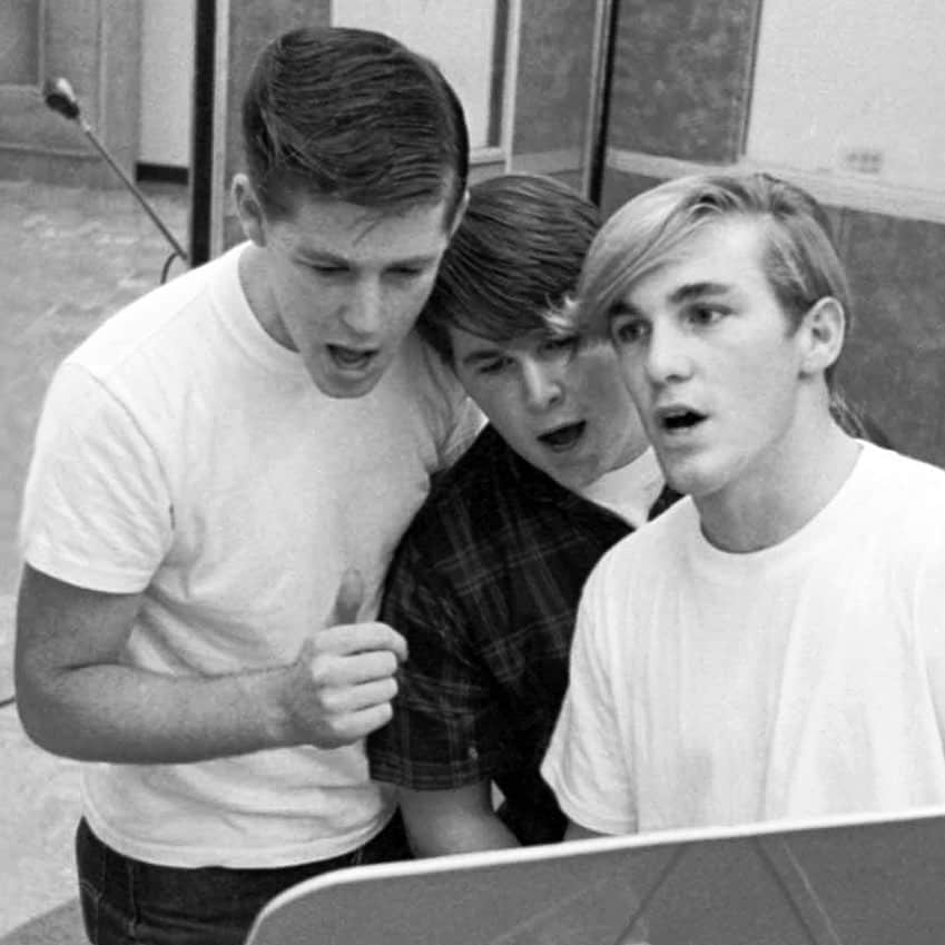 ブライアン・ウィルソンさんのインスタグラム写真 - (ブライアン・ウィルソンInstagram)「1962: Brian, Carl and Dennis in the studio recording the Beach Boys "Surfin' Safari" album.   #1962 #brothers #surfinsafari #brian #carl #dennis #thebeachboys #studio #recording」9月15日 21時57分 - brianwilsonlive