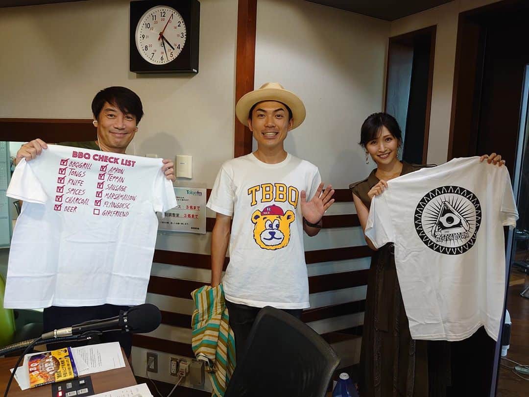 たけだバーベキューさんのインスタグラム写真 - (たけだバーベキューInstagram)「TOKYO FM 【TOKYO TEPPAN FRIDAY】 に呼んでいただきました！ クロノス以来の中西哲生さん（午後に会うのは初めて）、そして常々声が素敵だなぁと思っていた生の横山ルリカさんに会えました！ たっぷり話せて楽しかったです！ また呼んでくださいー！ お二人とも9月生まれということで新作Tシャツをプレゼントさせていただきました！ . #TOKYOFM #てつふら #横山ルリカ さん #中西哲生 先輩 #TOKYOTEPPANFRIDAY #ナイスバーベ #バーベキューtシャツ  #バーベア #TOKYOFM」9月15日 21時57分 - takeda_bbq