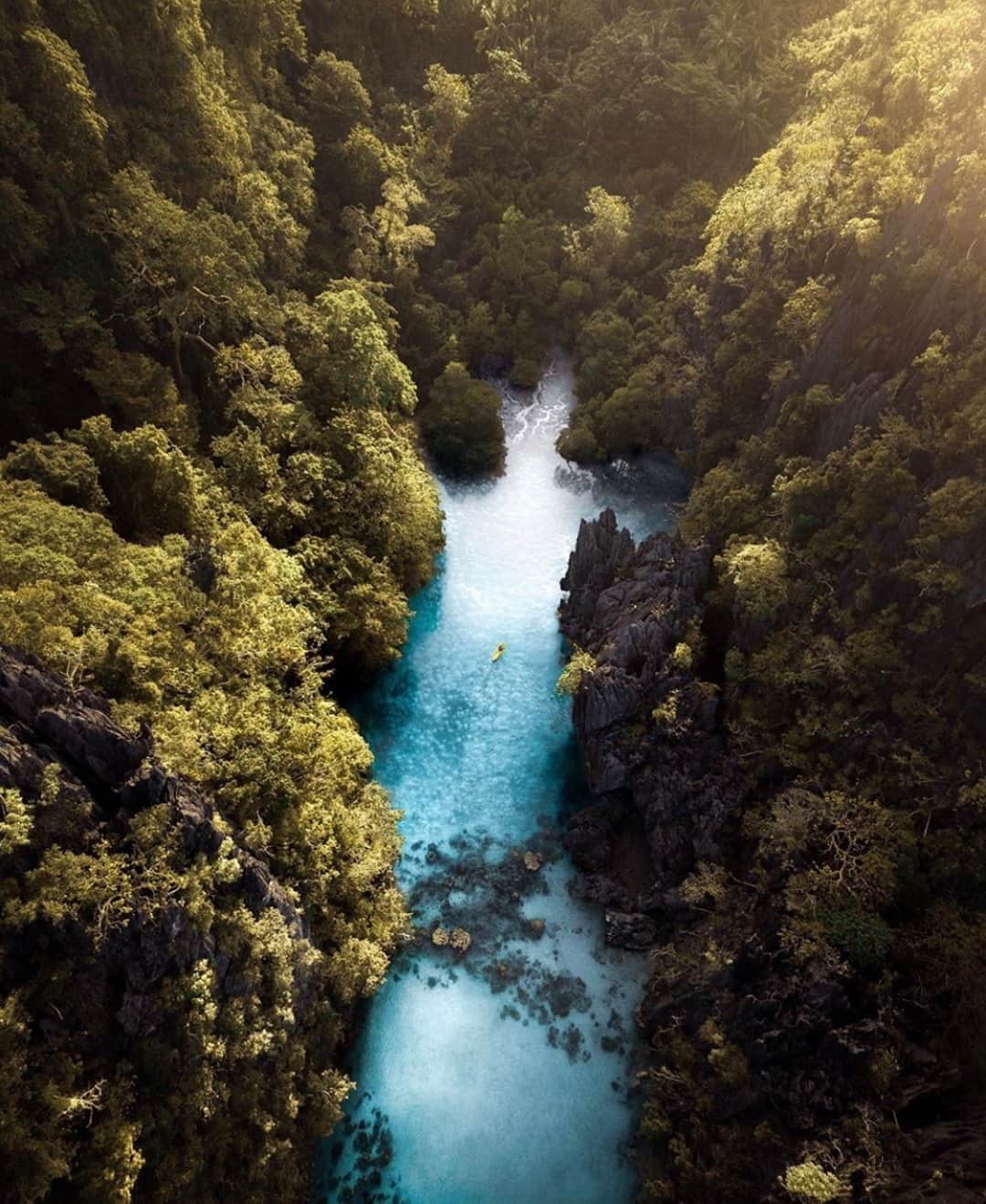 Earth Picsさんのインスタグラム写真 - (Earth PicsInstagram)「Good morning from the Philippines! 📍Big Lagoon in El Nido, Palawan 😍Photo by @merrwatson」9月15日 22時00分 - earthpix